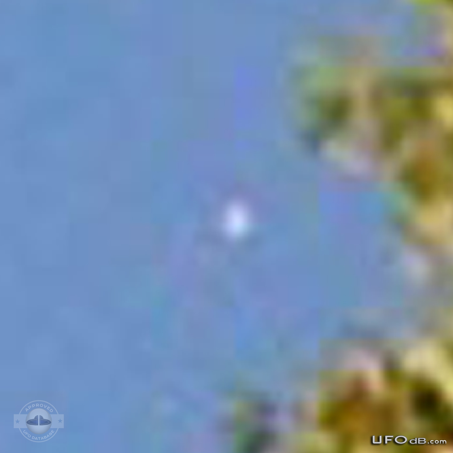 Smooth Linear moving UFO caught on picture | Tennessee, USA | May 2011 UFO Picture #282-4