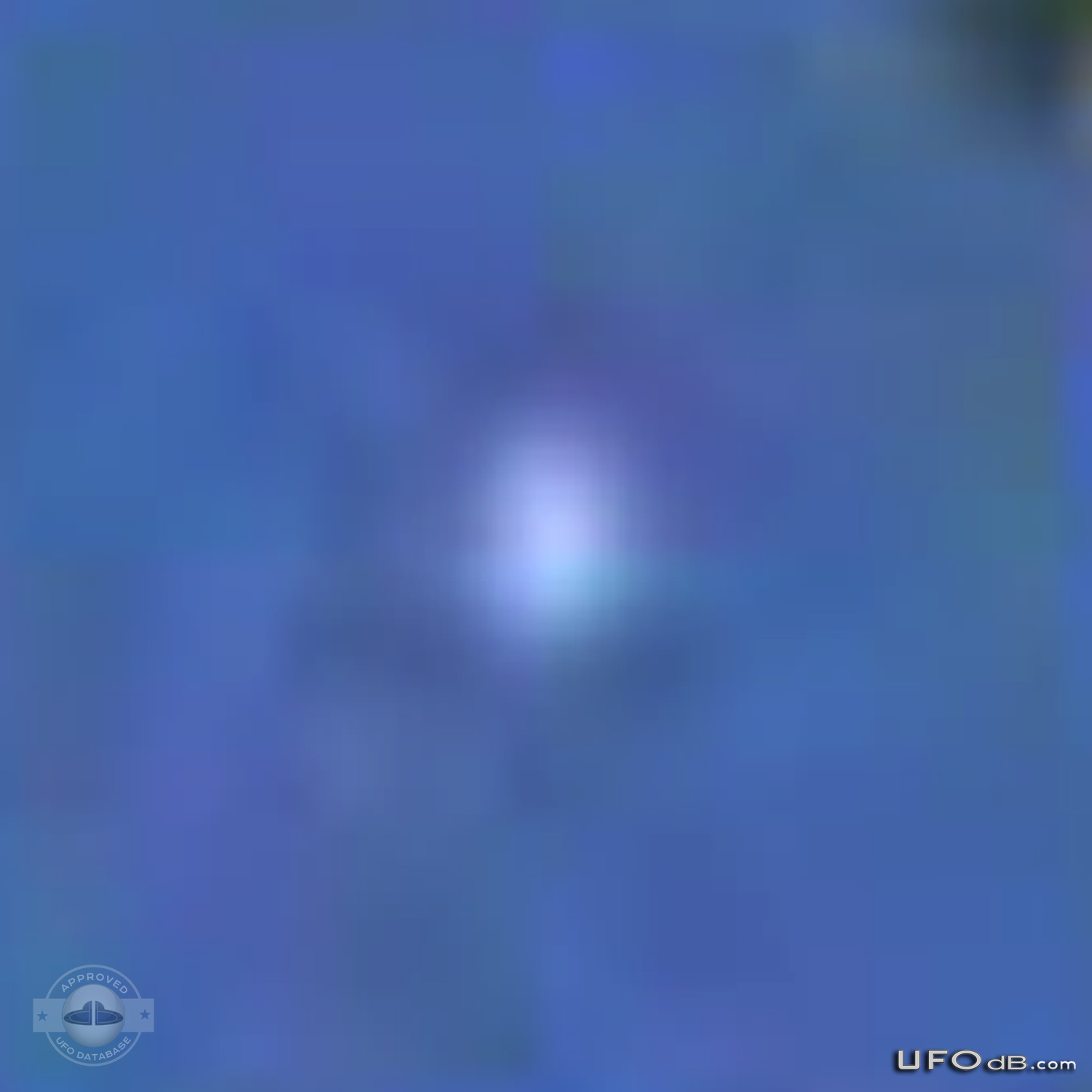 Smooth Linear moving UFO caught on picture | Tennessee, USA | May 2011 UFO Picture #282-5