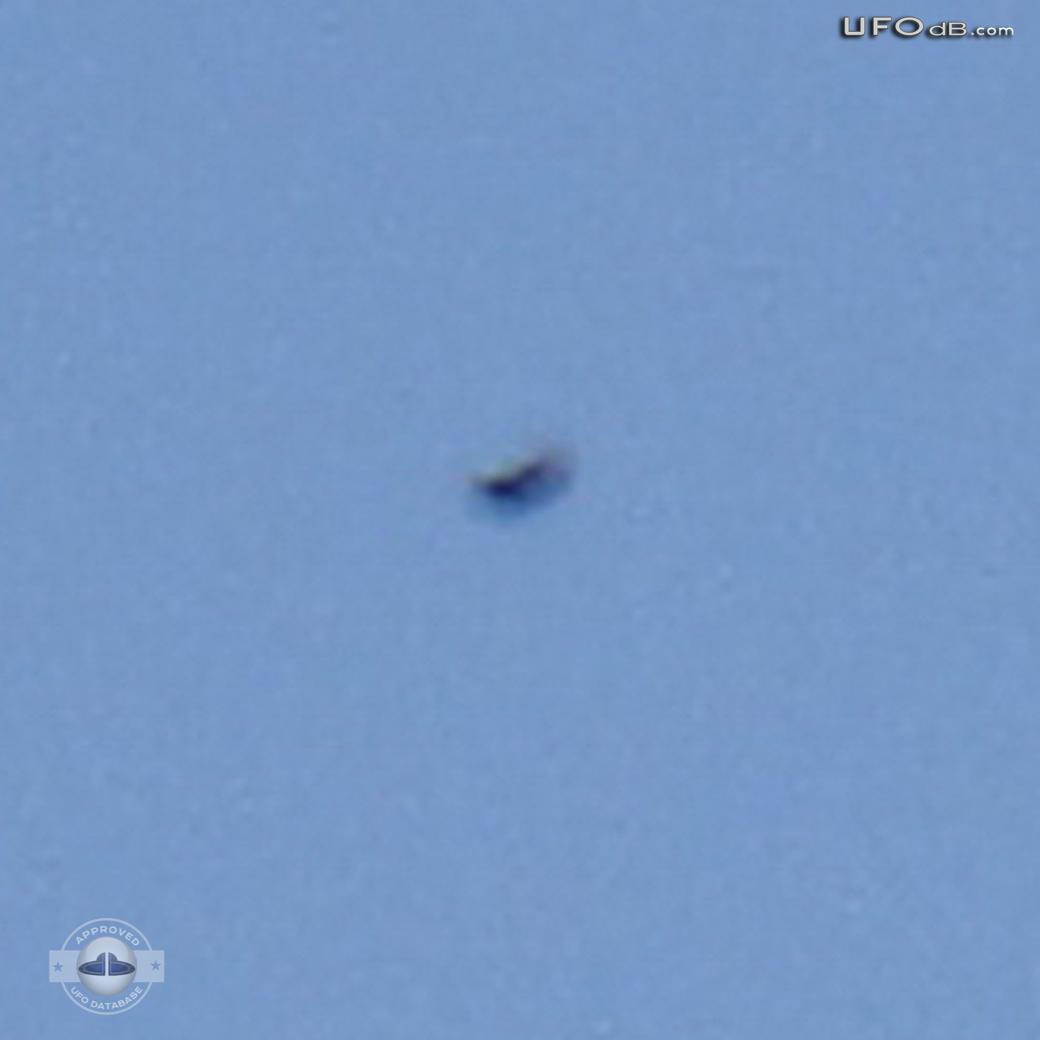 Fast Flying UFOs over Capilla del Monte | Argentina | April 14 2011 UFO Picture #286-2