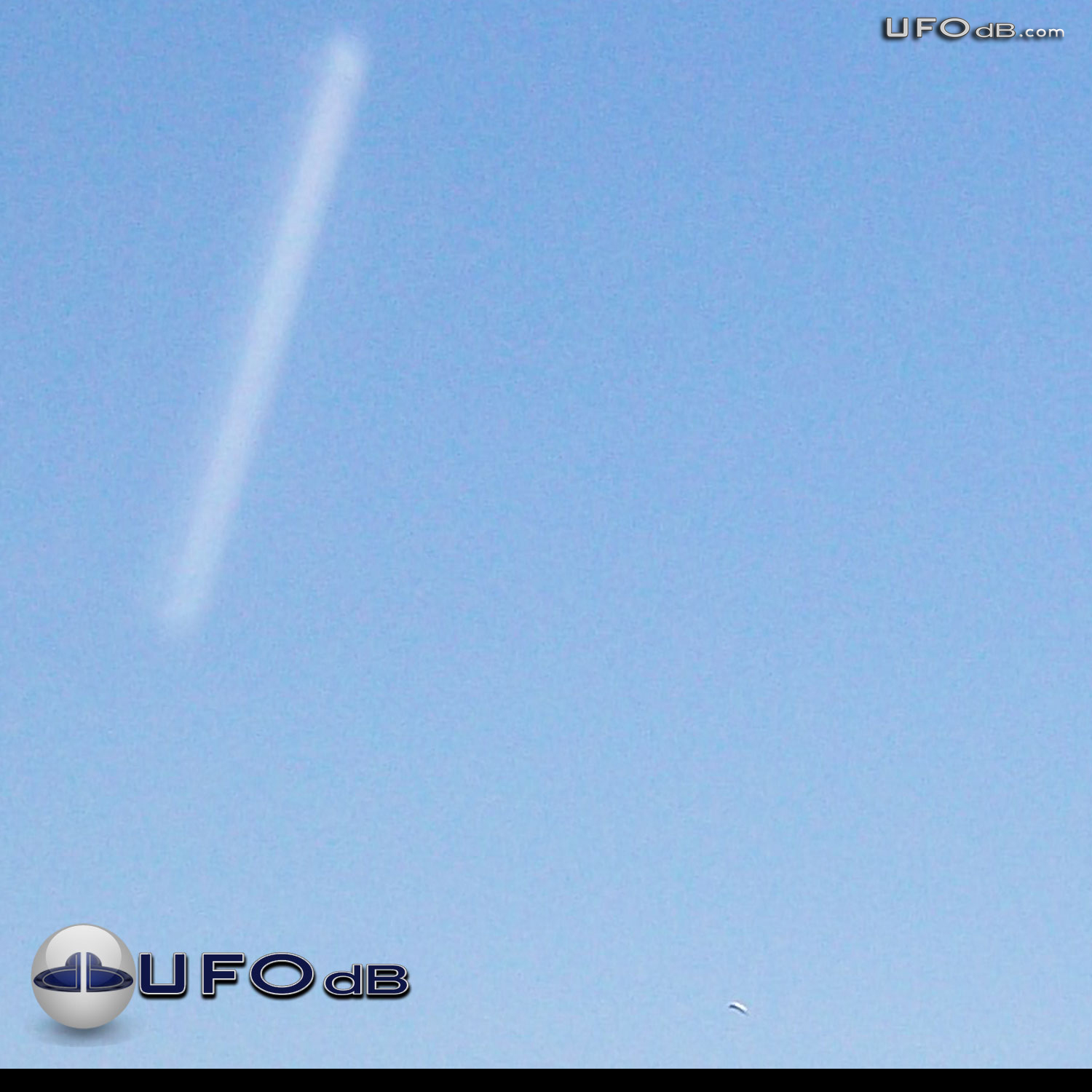 White line with UFO near Dog Island in Florida | USA | March 15 2011 UFO Picture #288-1