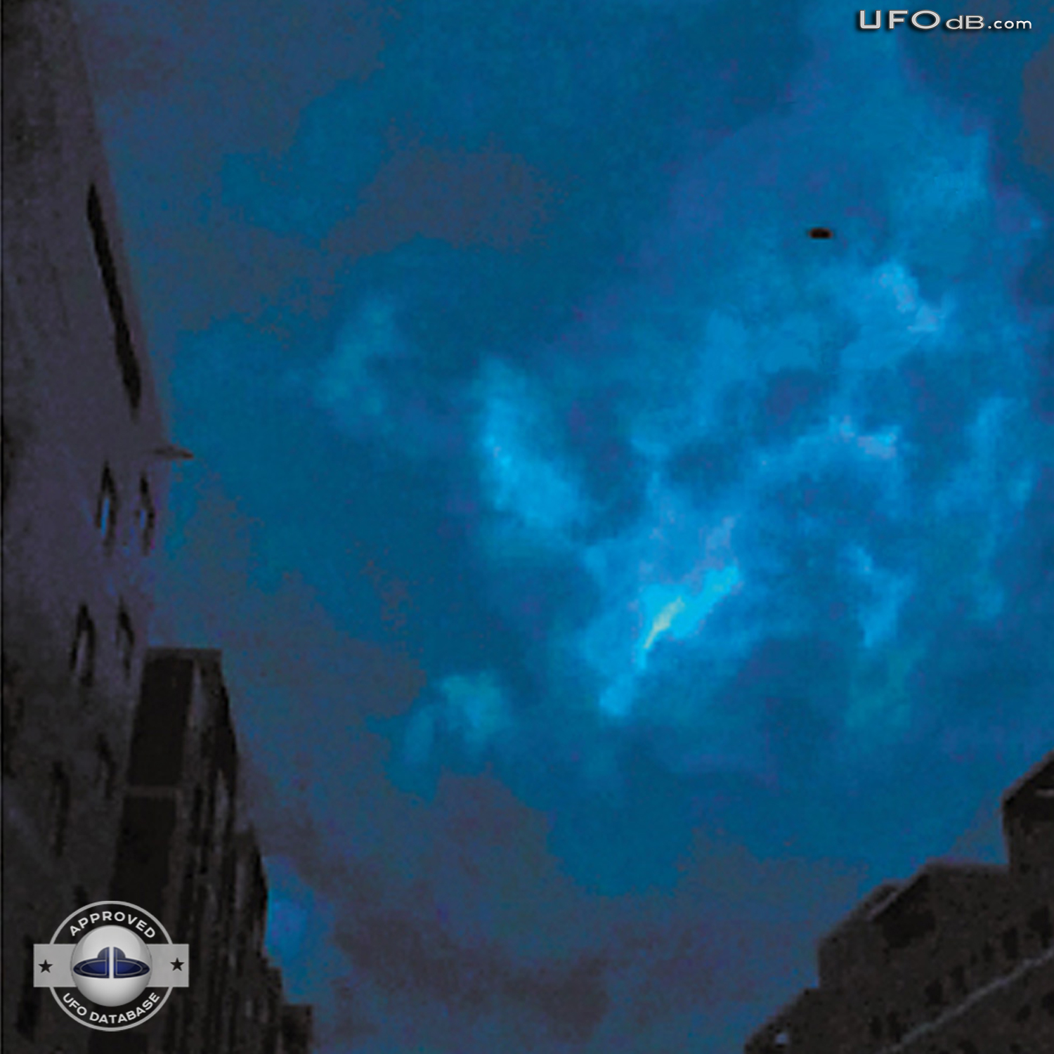 Dongguan Students get controversial UFO picture | China | May 11 2011 UFO Picture #289-2