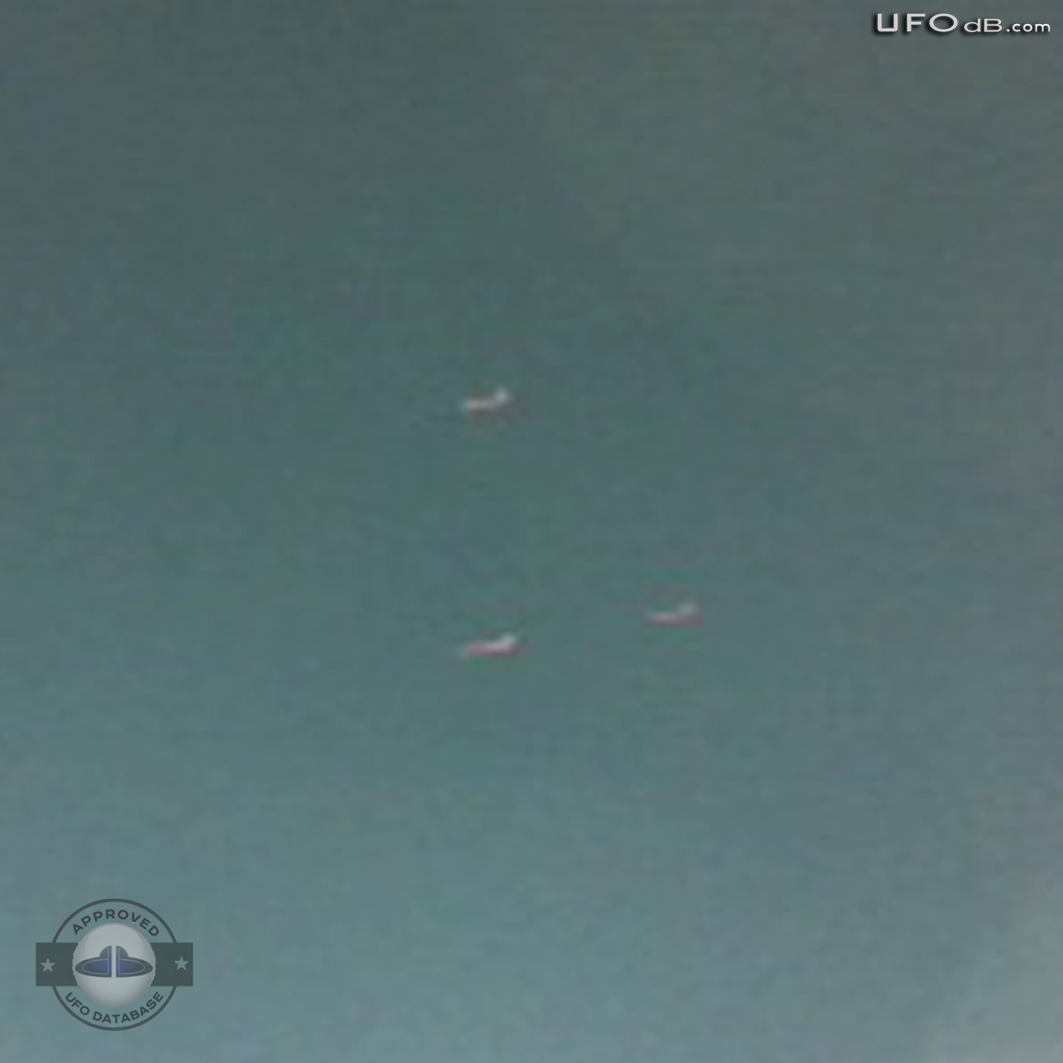 Lady Terrified by Huge UFO over her house | Illinois, USA | May 4 2011 UFO Picture #290-3