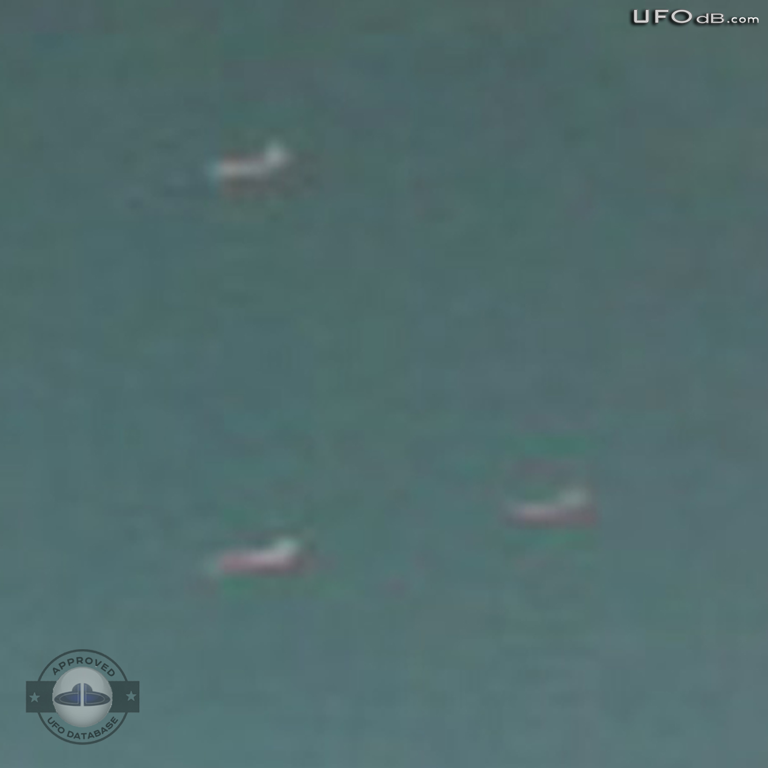 Lady Terrified by Huge UFO over her house | Illinois, USA | May 4 2011 UFO Picture #290-4