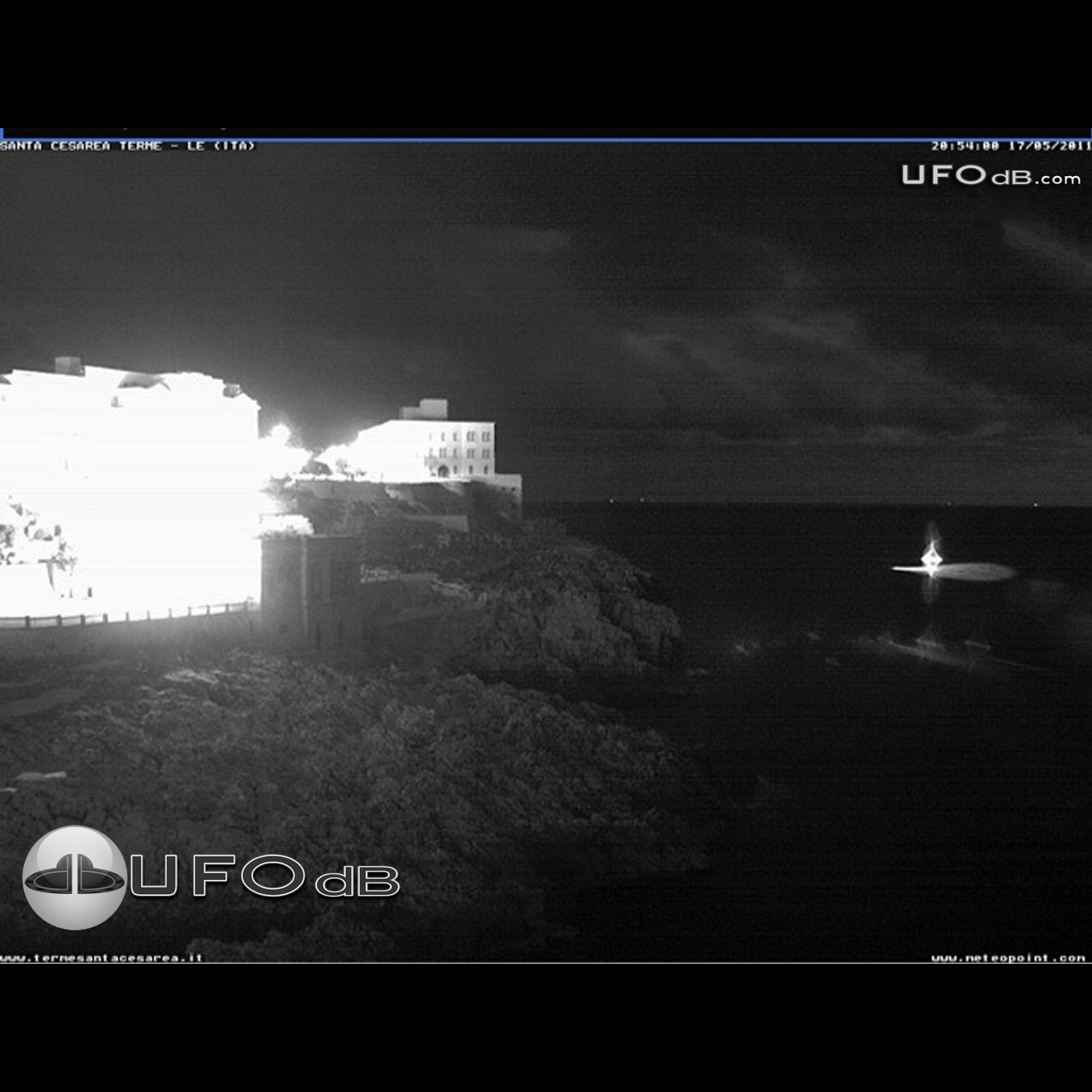 Santa Cesarea Terme floating UFO caught on Cam | Italy | May 17 2011 UFO Picture #295-1