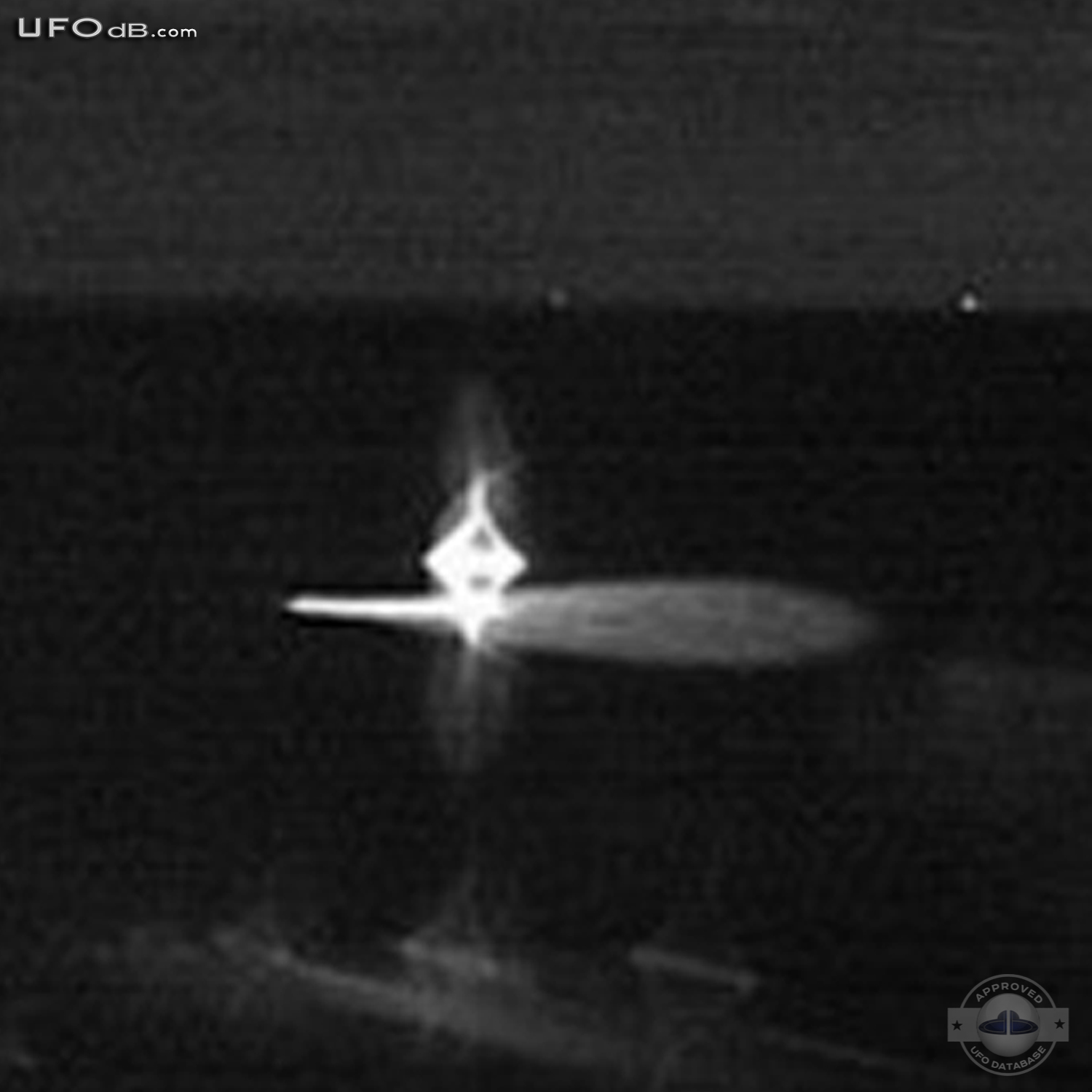 Santa Cesarea Terme floating UFO caught on Cam | Italy | May 17 2011 UFO Picture #295-4
