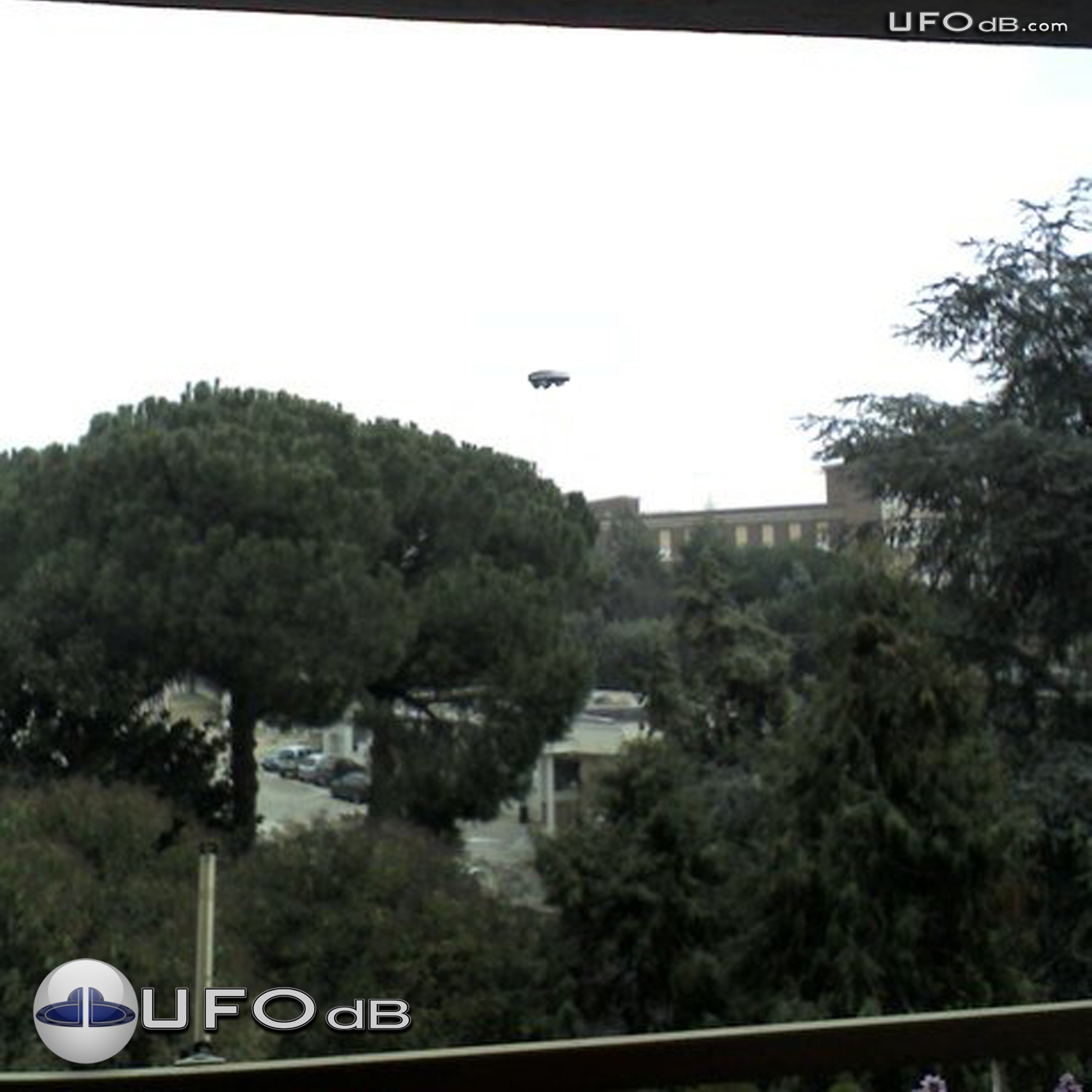 Very Strange UFO caught on picture over Rome | Italy | January 19 2011 UFO Picture #312-1