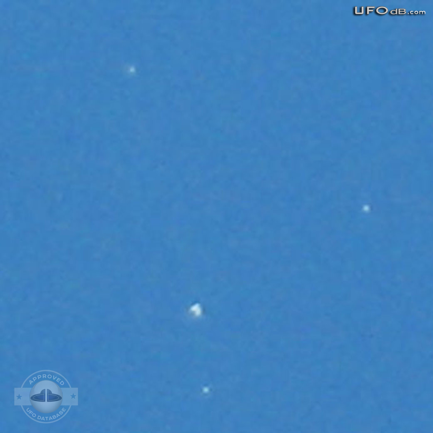 Five Apparent UFOs in the sky of Portland | Oregon, USA | May 1 2011 UFO Picture #314-2