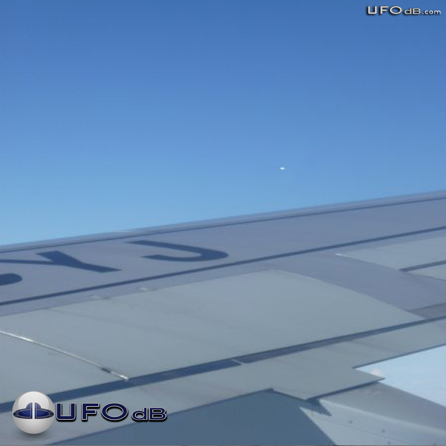 TACA passenger get UFO picture during flight over Peru | June 18 2010 UFO Picture #317-1
