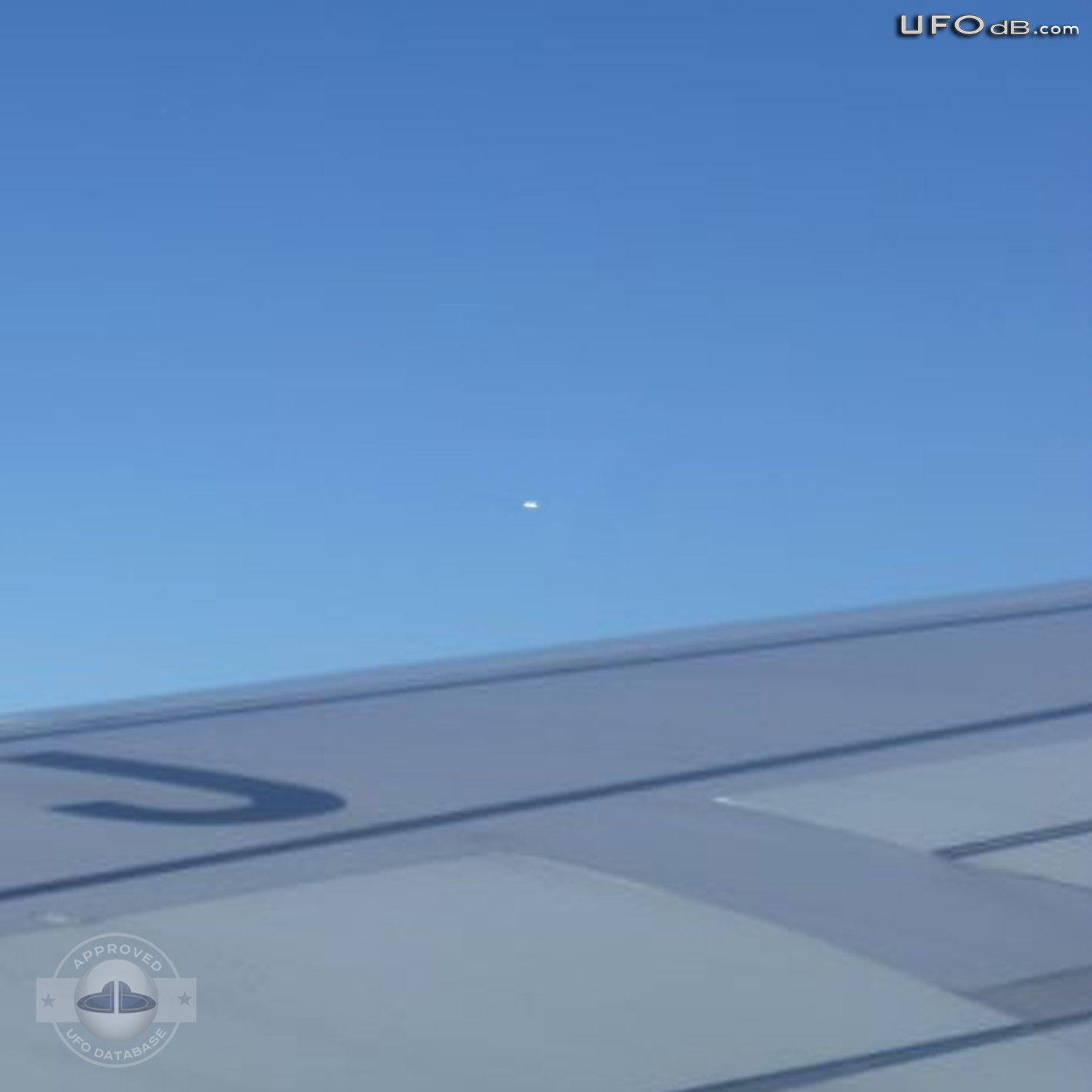 TACA passenger get UFO picture during flight over Peru | June 18 2010 UFO Picture #317-2