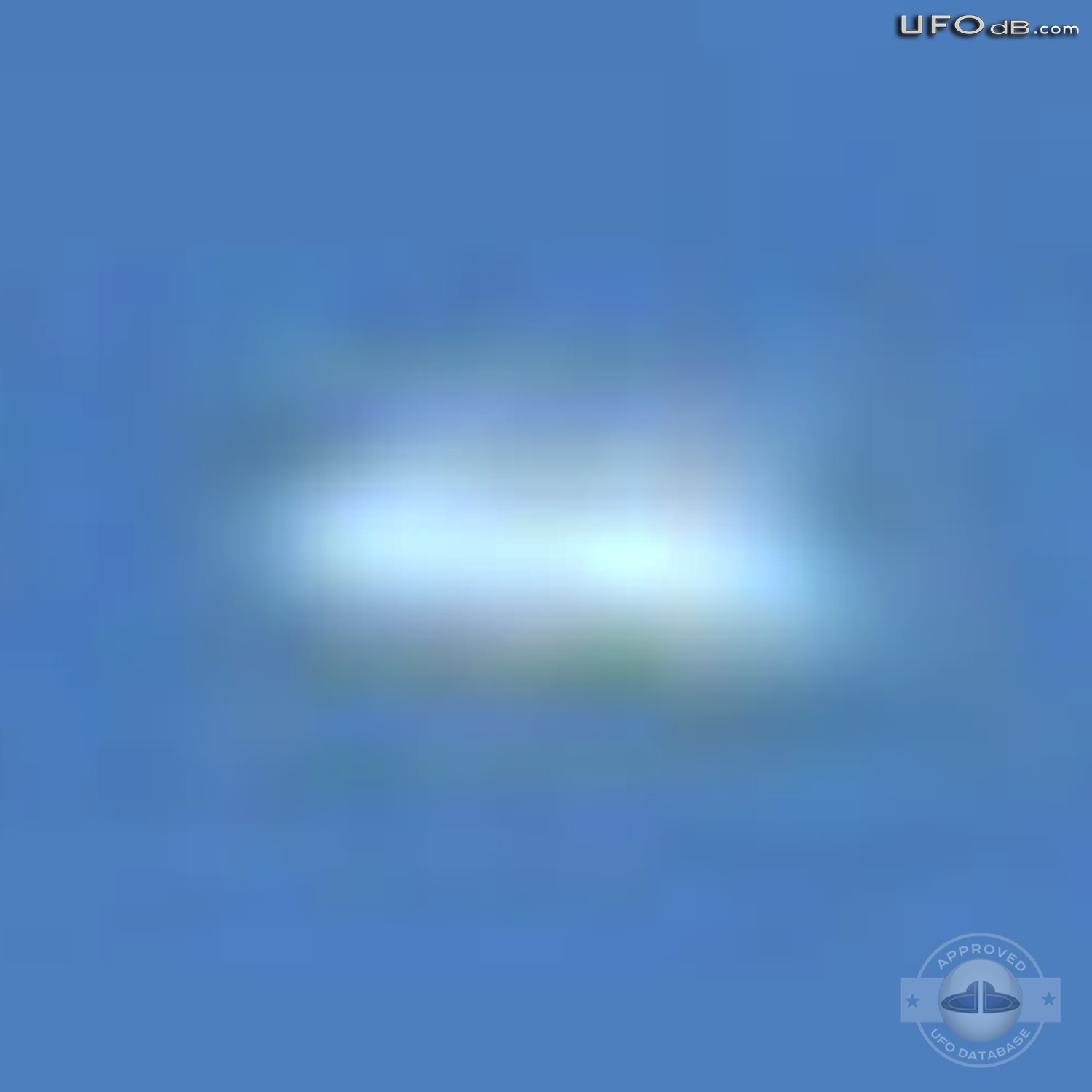 TACA passenger get UFO picture during flight over Peru | June 18 2010 UFO Picture #317-6