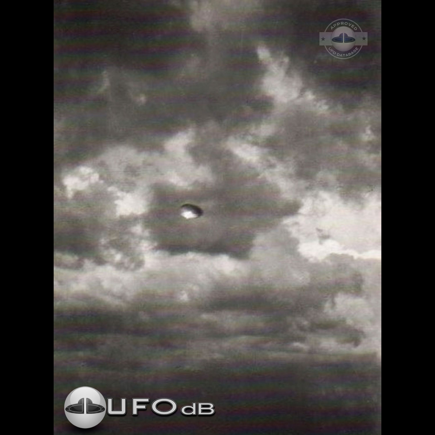 UFO picture of UFO flying over the town of Rosetta in KwaZulu-Natal UFO Picture #32-1