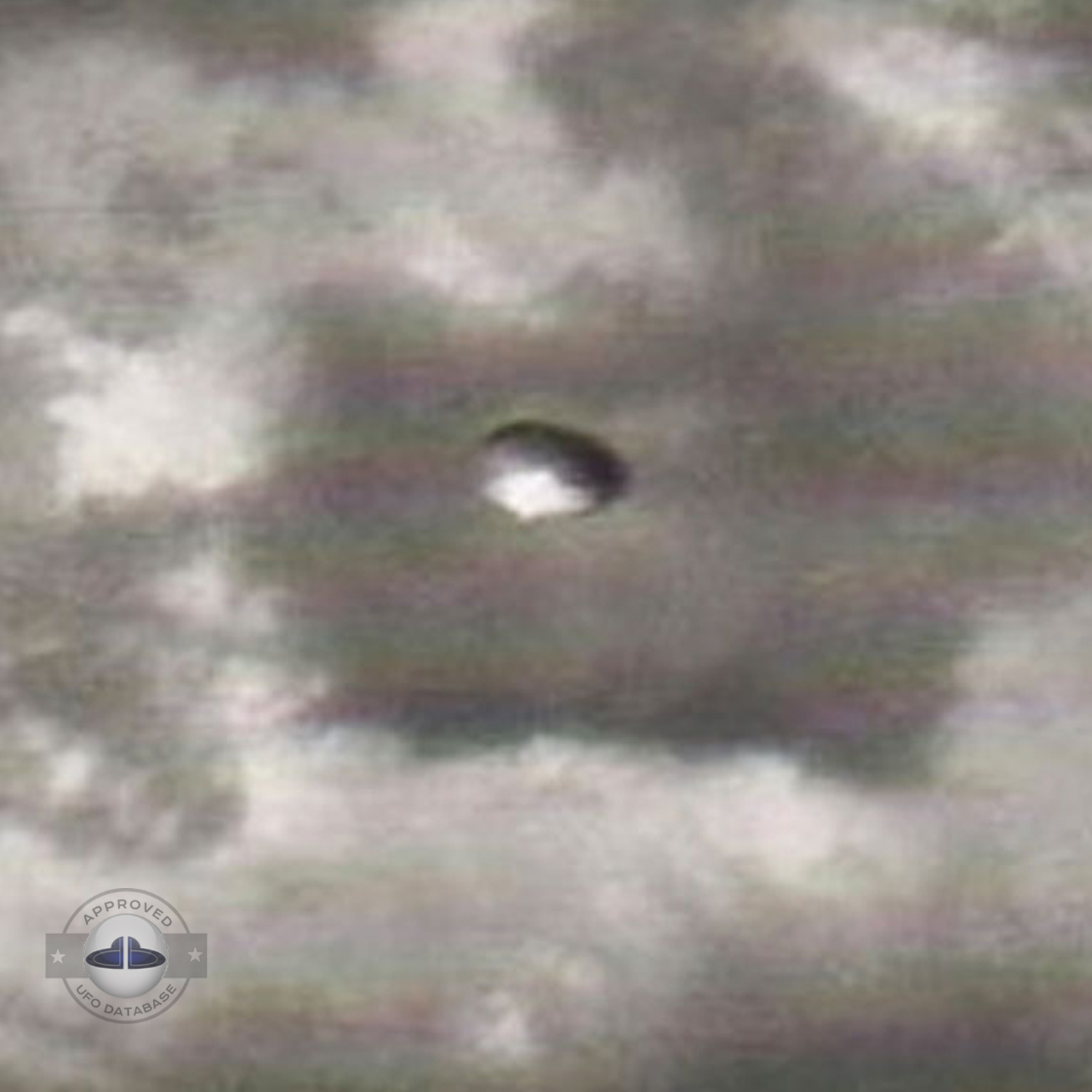 UFO picture of UFO flying over the town of Rosetta in KwaZulu-Natal UFO Picture #32-3