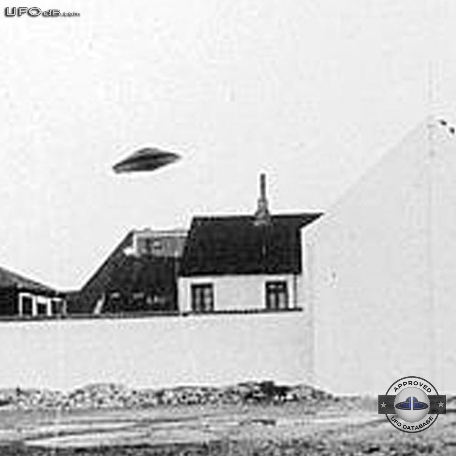 Aarhus Denmark - Rare Classic Saucer Shape UFO picture | November 1971 UFO Picture #320-3