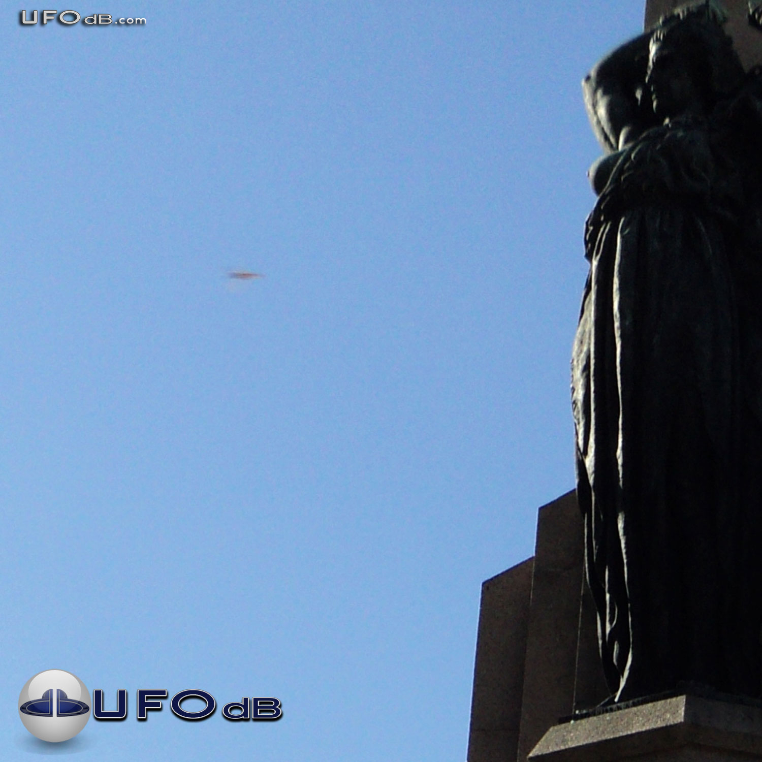 Photo Contest shot capture a passing UFO in Uruguay | May 18 2011 UFO Picture #329-1