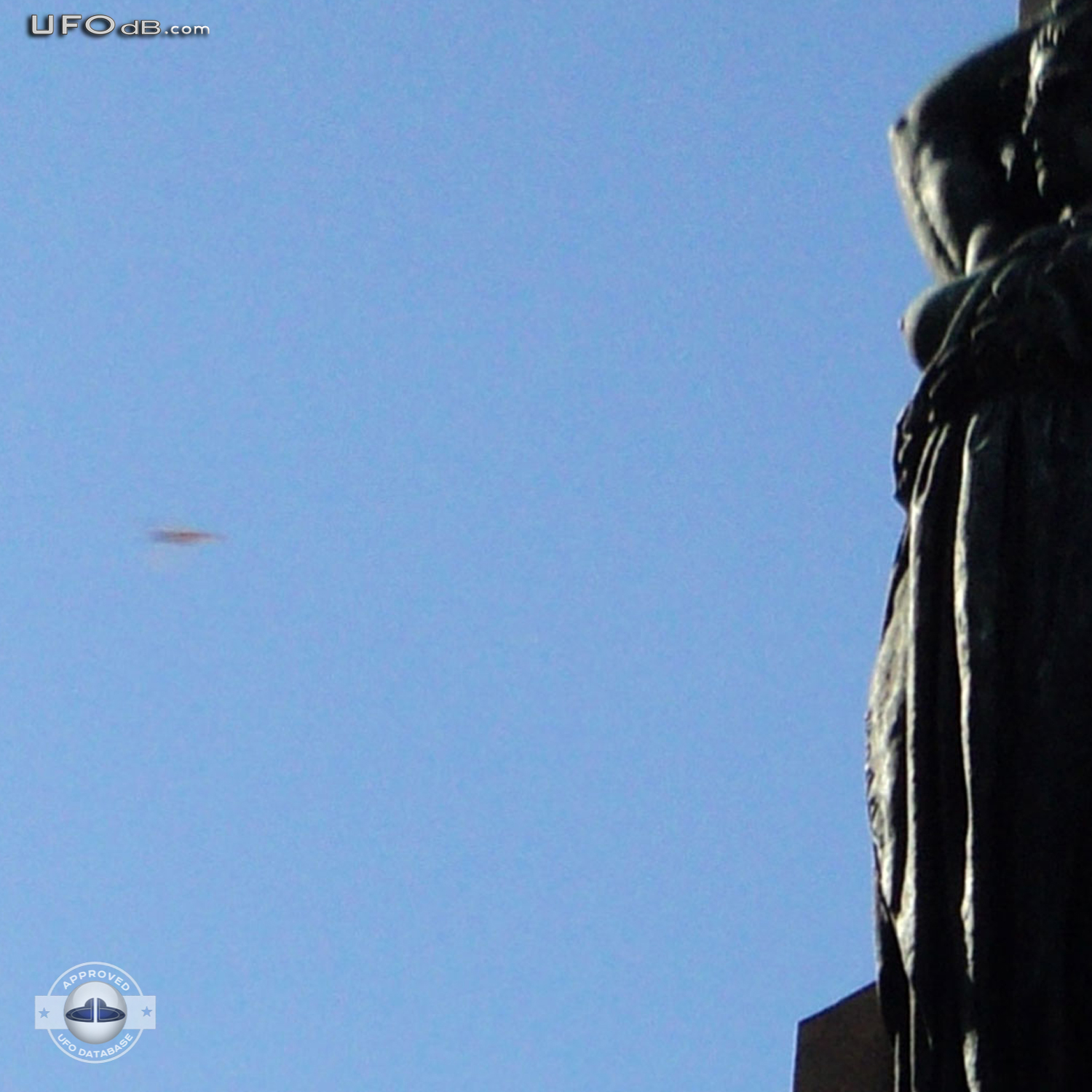 Photo Contest shot capture a passing UFO in Uruguay | May 18 2011 UFO Picture #329-2