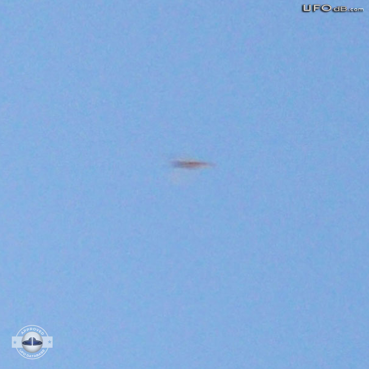 Photo Contest shot capture a passing UFO in Uruguay | May 18 2011 UFO Picture #329-3