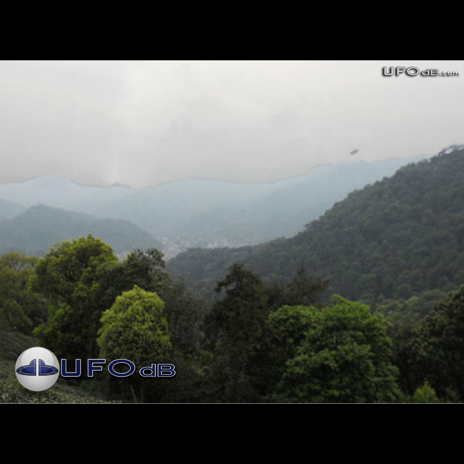 Humming whirring sounds heard with UFO picture | Hangzhou | April 2011 UFO Picture #332-1