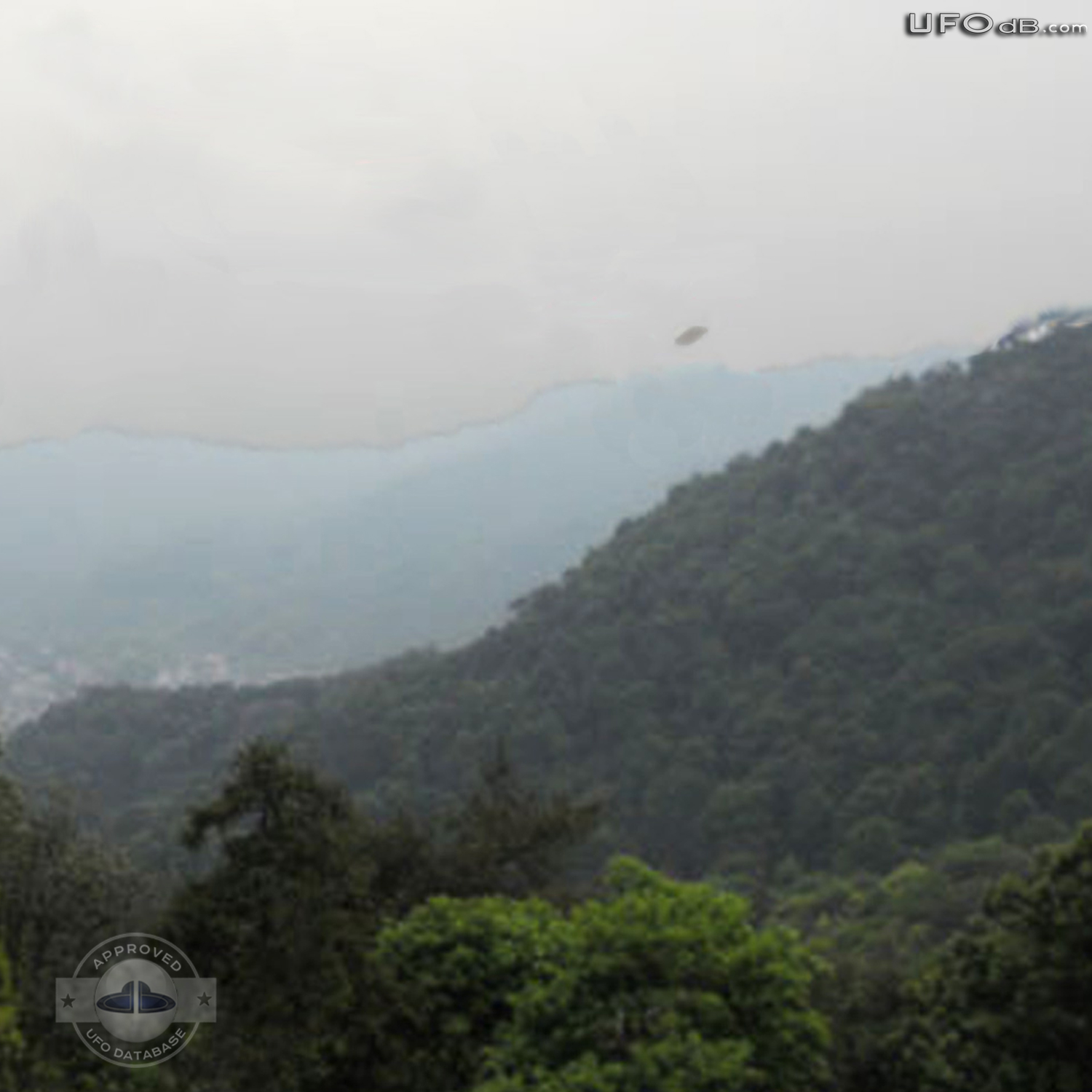 Humming whirring sounds heard with UFO picture | Hangzhou | April 2011 UFO Picture #332-3