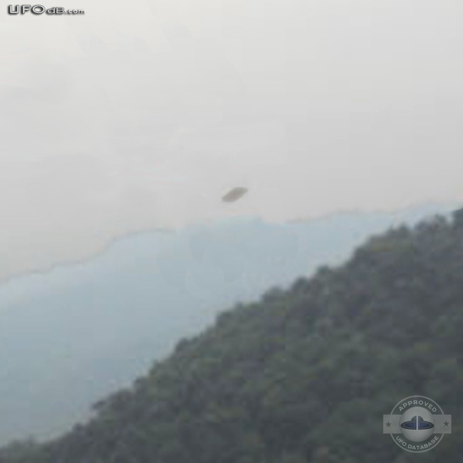 Humming whirring sounds heard with UFO picture | Hangzhou | April 2011 UFO Picture #332-4