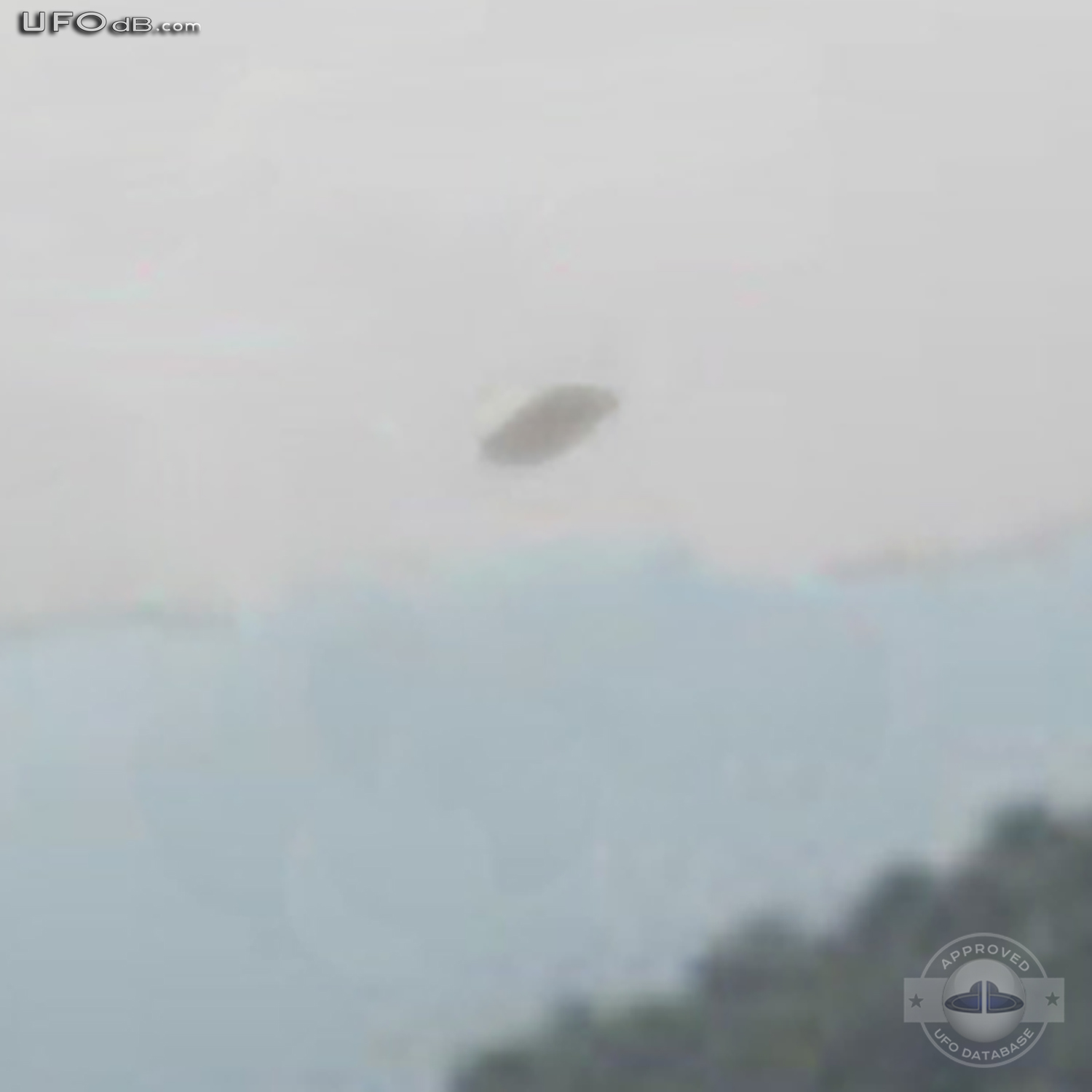 Humming whirring sounds heard with UFO picture | Hangzhou | April 2011 UFO Picture #332-5