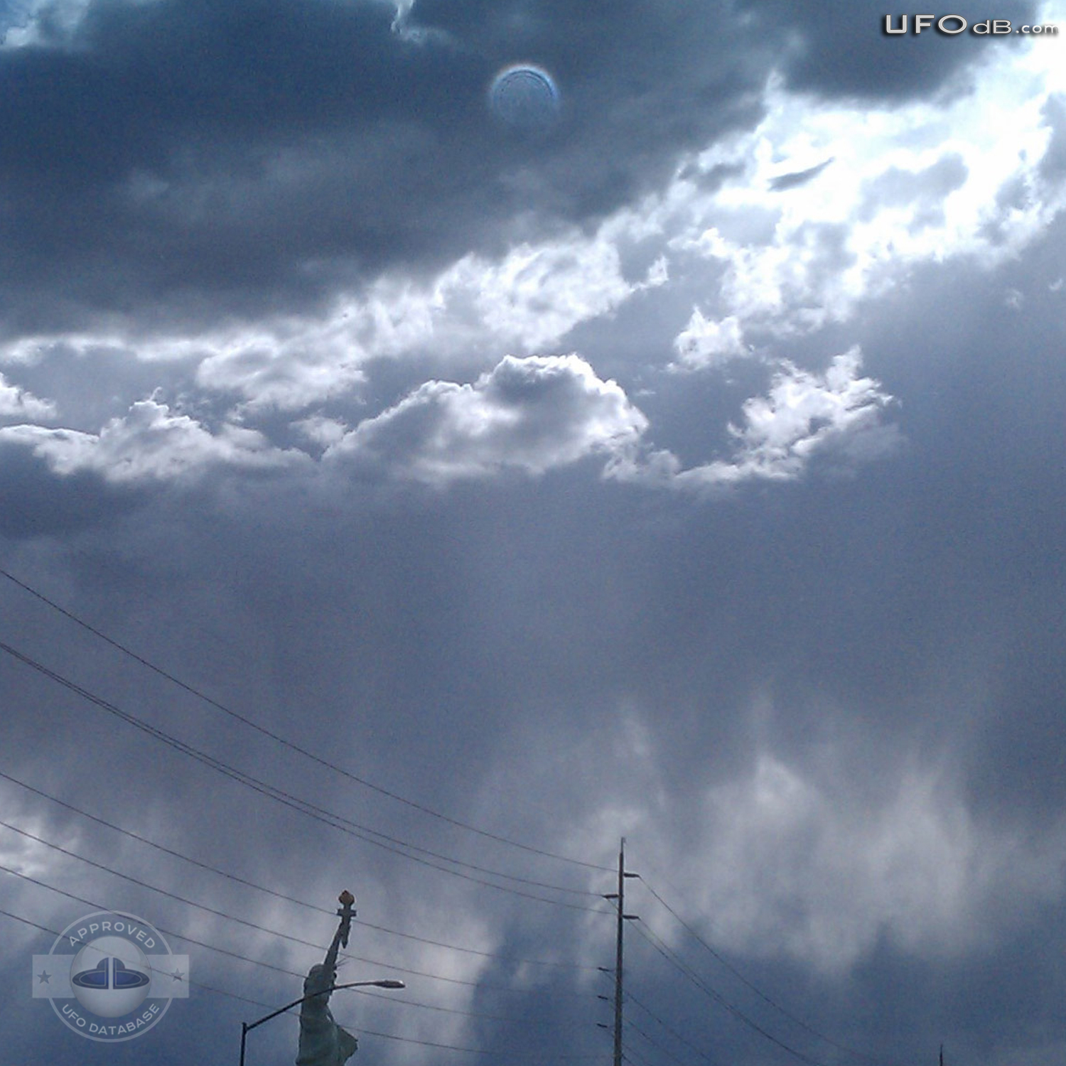 Large UFO coming through a Cloud in Las Vegas Nevada USA | May 13 2011 UFO Picture #334-2