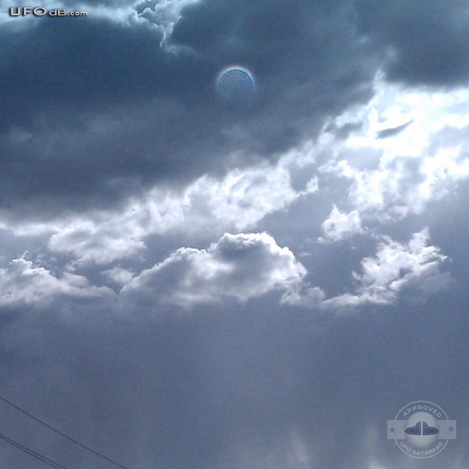 Large UFO coming through a Cloud in Las Vegas Nevada USA | May 13 2011 UFO Picture #334-3