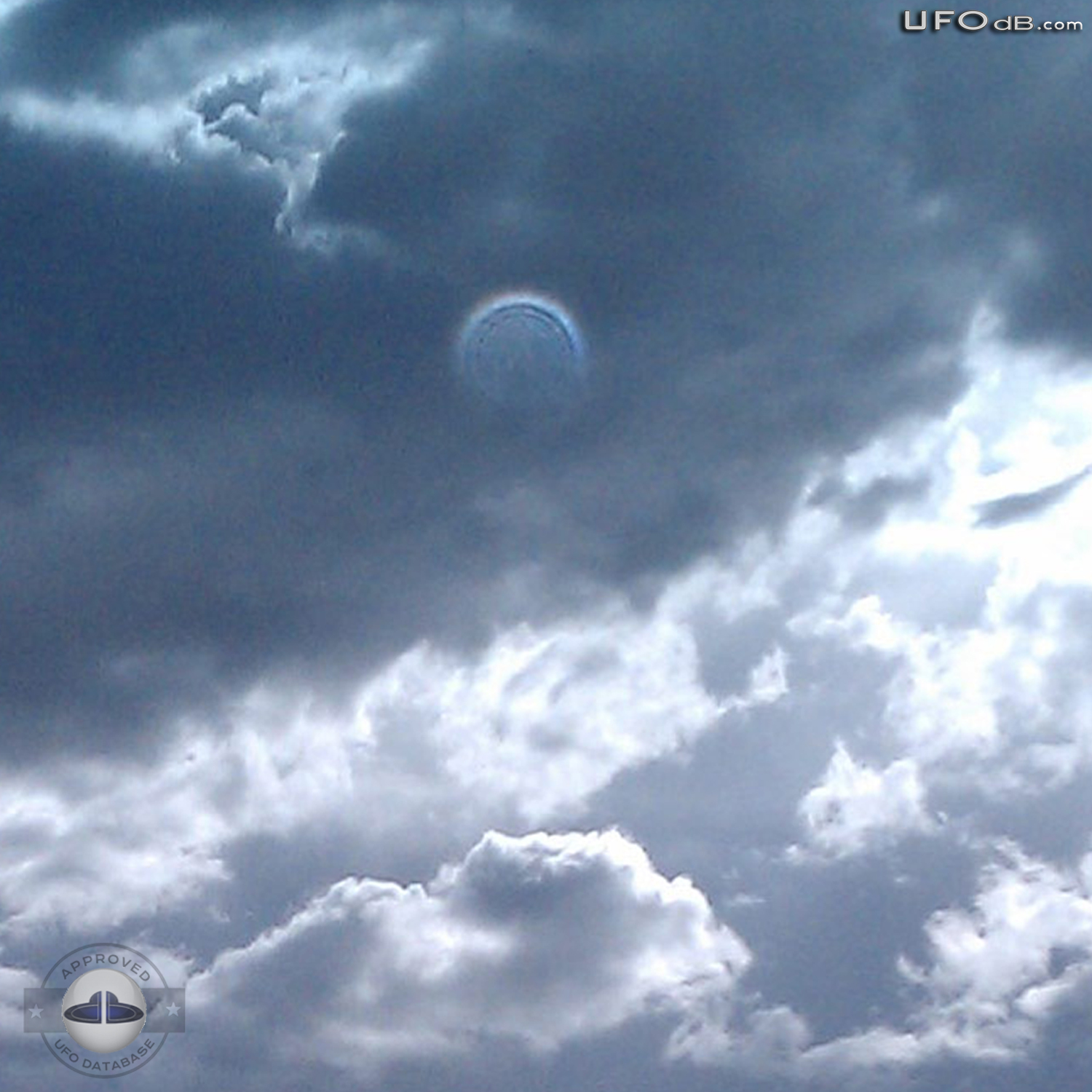 Large UFO coming through a Cloud in Las Vegas Nevada USA | May 13 2011 UFO Picture #334-4