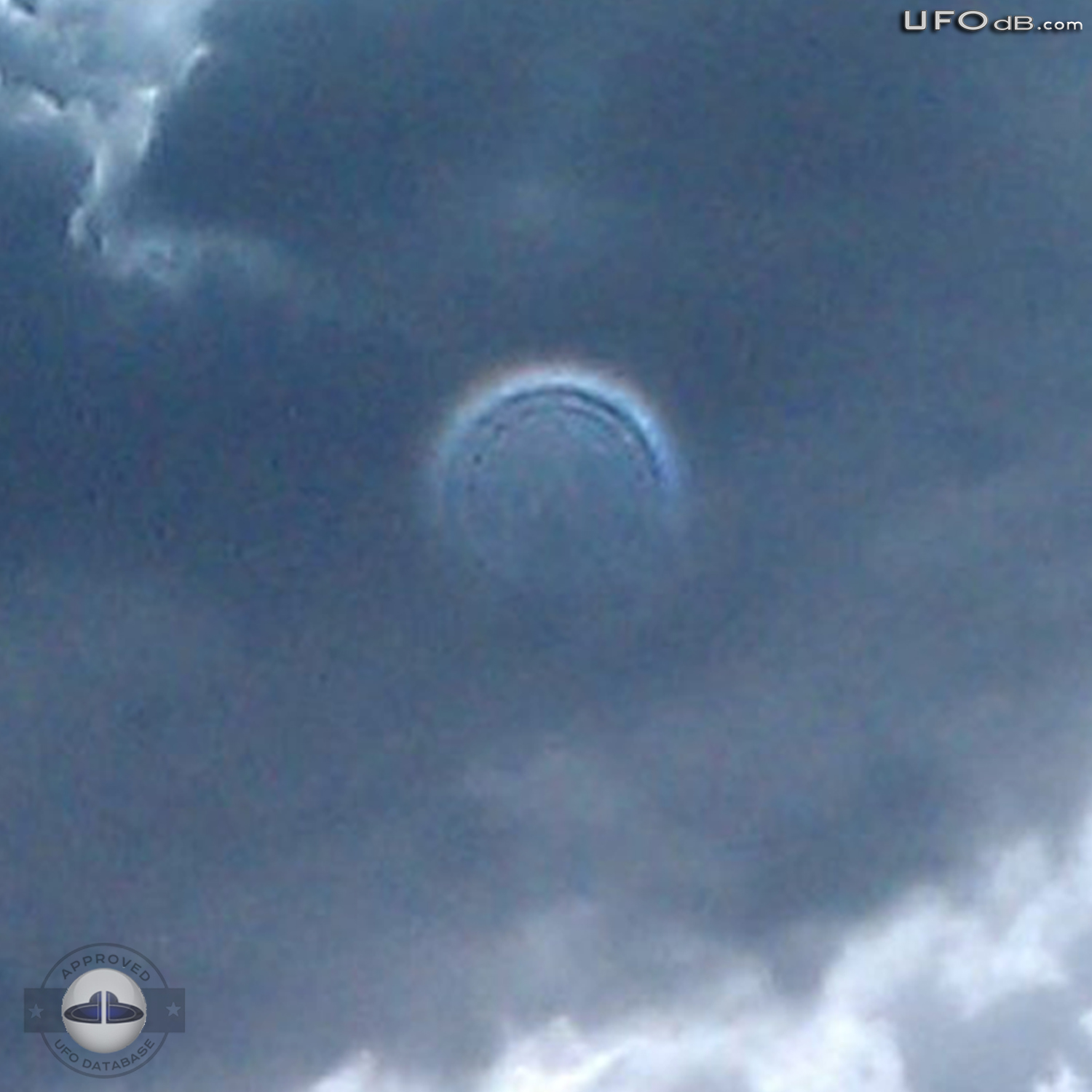 Large UFO coming through a Cloud in Las Vegas Nevada USA | May 13 2011 UFO Picture #334-5