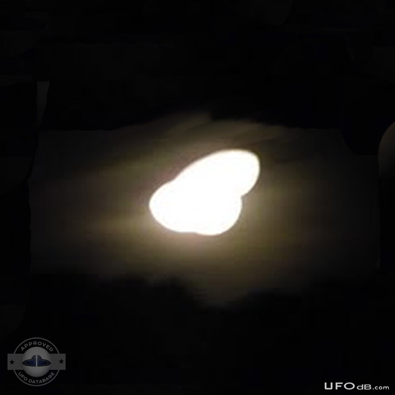 Natal South Africa UFO hovering bright light Over House | May 21 2011 UFO Picture #338-2