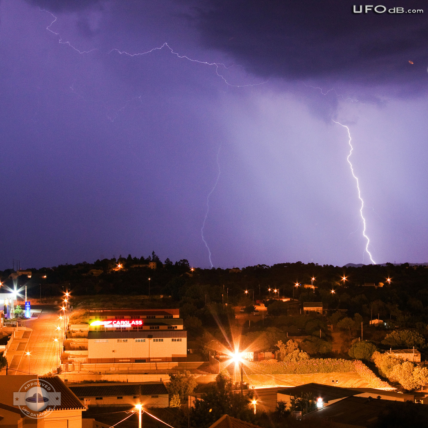 Professional photographer capture UFO near lightnings in Portugal 2010 UFO Picture #345-1