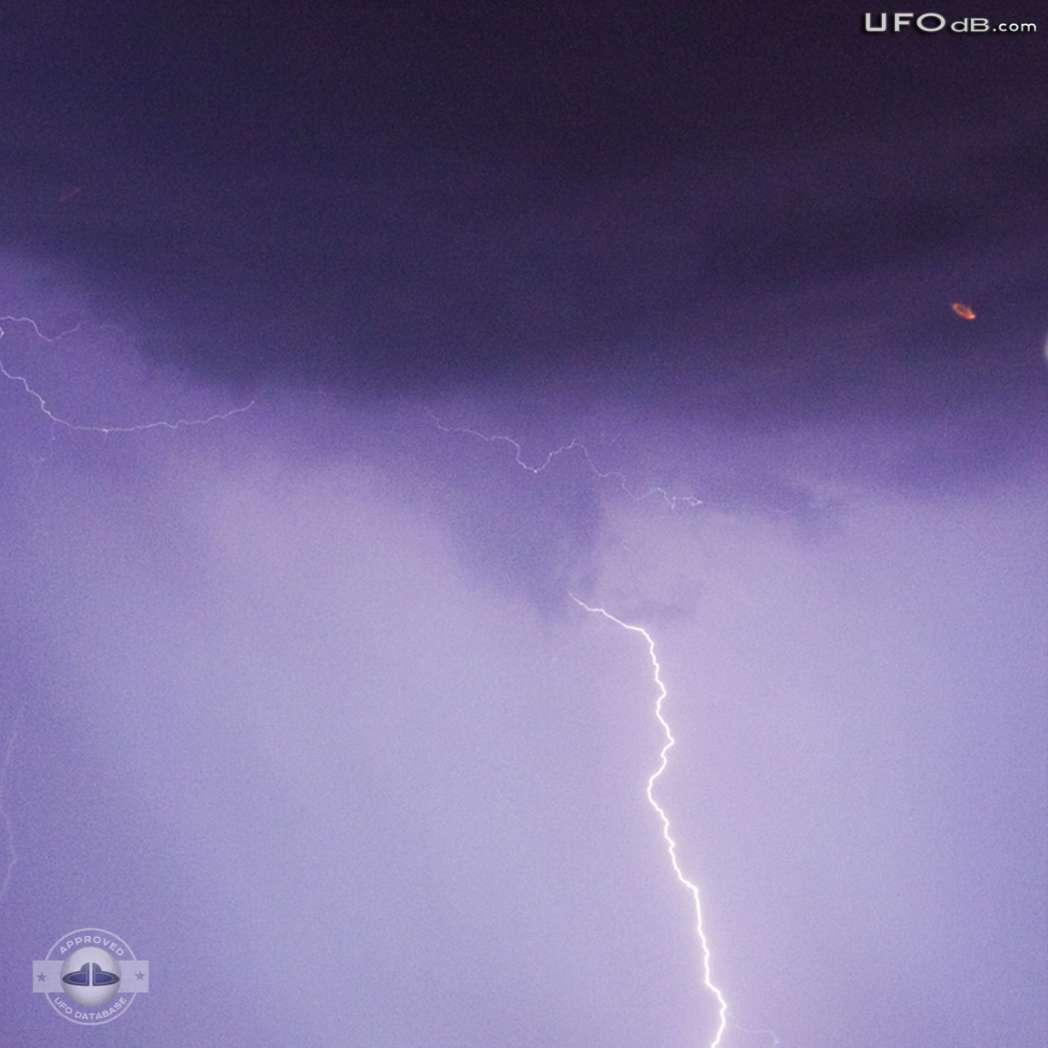Professional photographer capture UFO near lightnings in Portugal 2010 UFO Picture #345-2