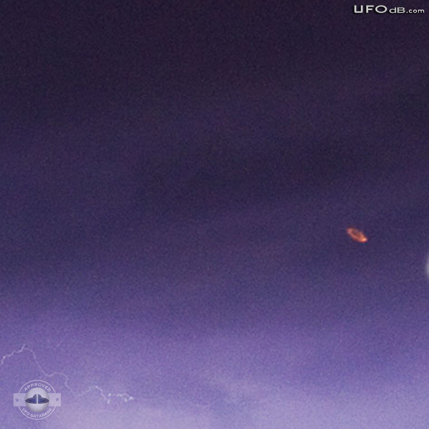 Professional photographer capture UFO near lightnings in Portugal 2010 UFO Picture #345-3