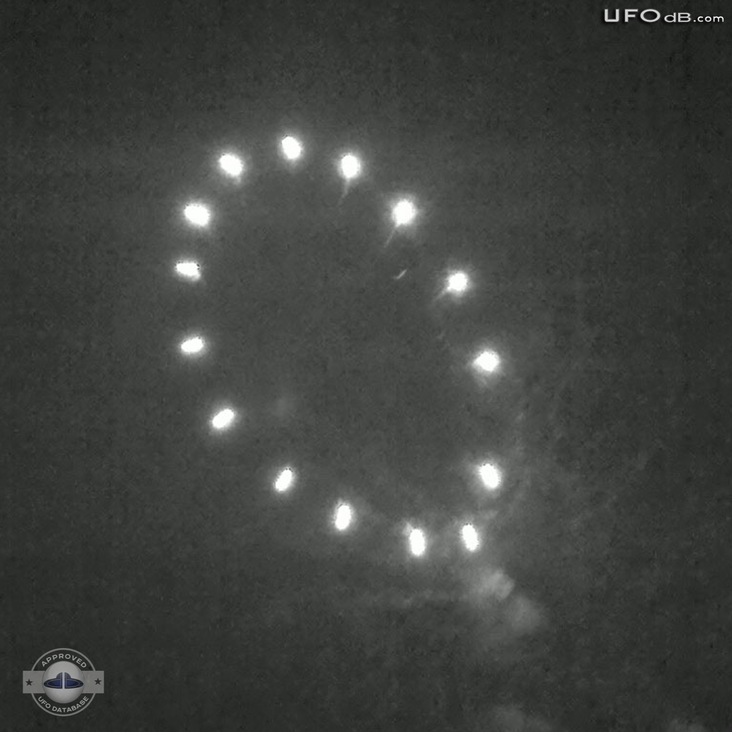 Multiple lights Saucer display a glowing ring in the night - Ranier MN UFO Picture #346-2