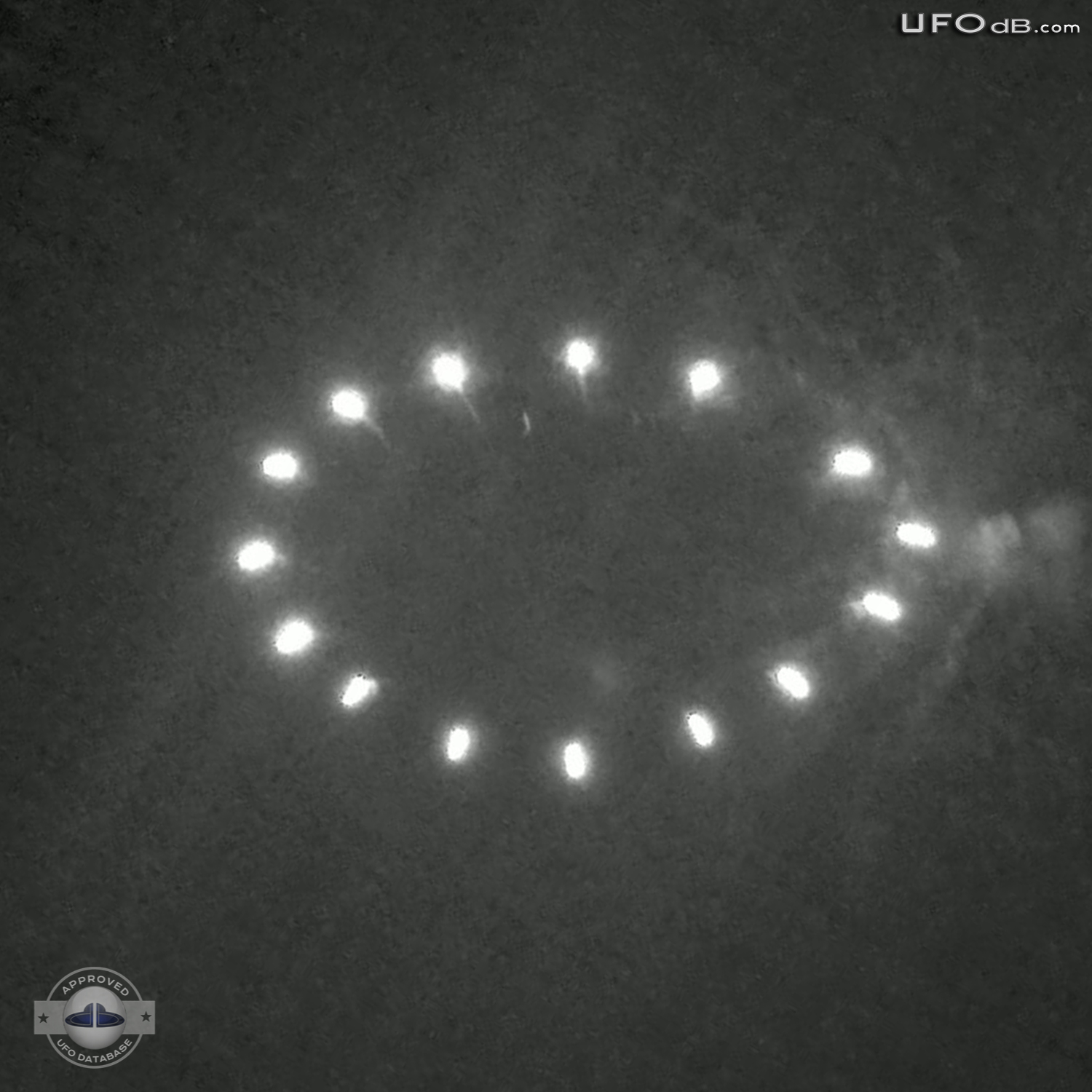 Multiple lights Saucer display a glowing ring in the night - Ranier MN UFO Picture #346-3