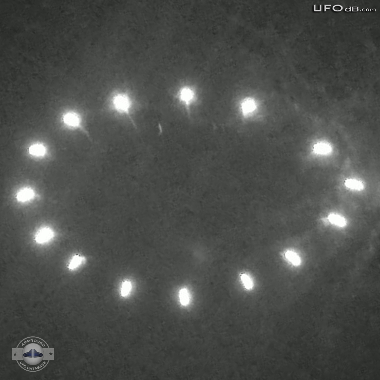 Multiple lights Saucer display a glowing ring in the night - Ranier MN UFO Picture #346-4
