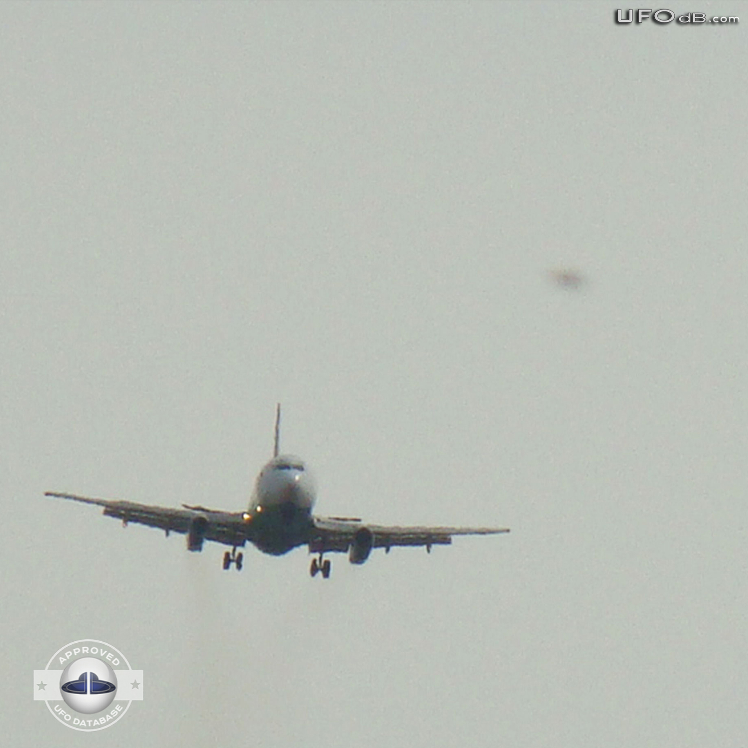 Witness near Maracaibo Airport takes a picture of a UFO near Airplane UFO Picture #351-1
