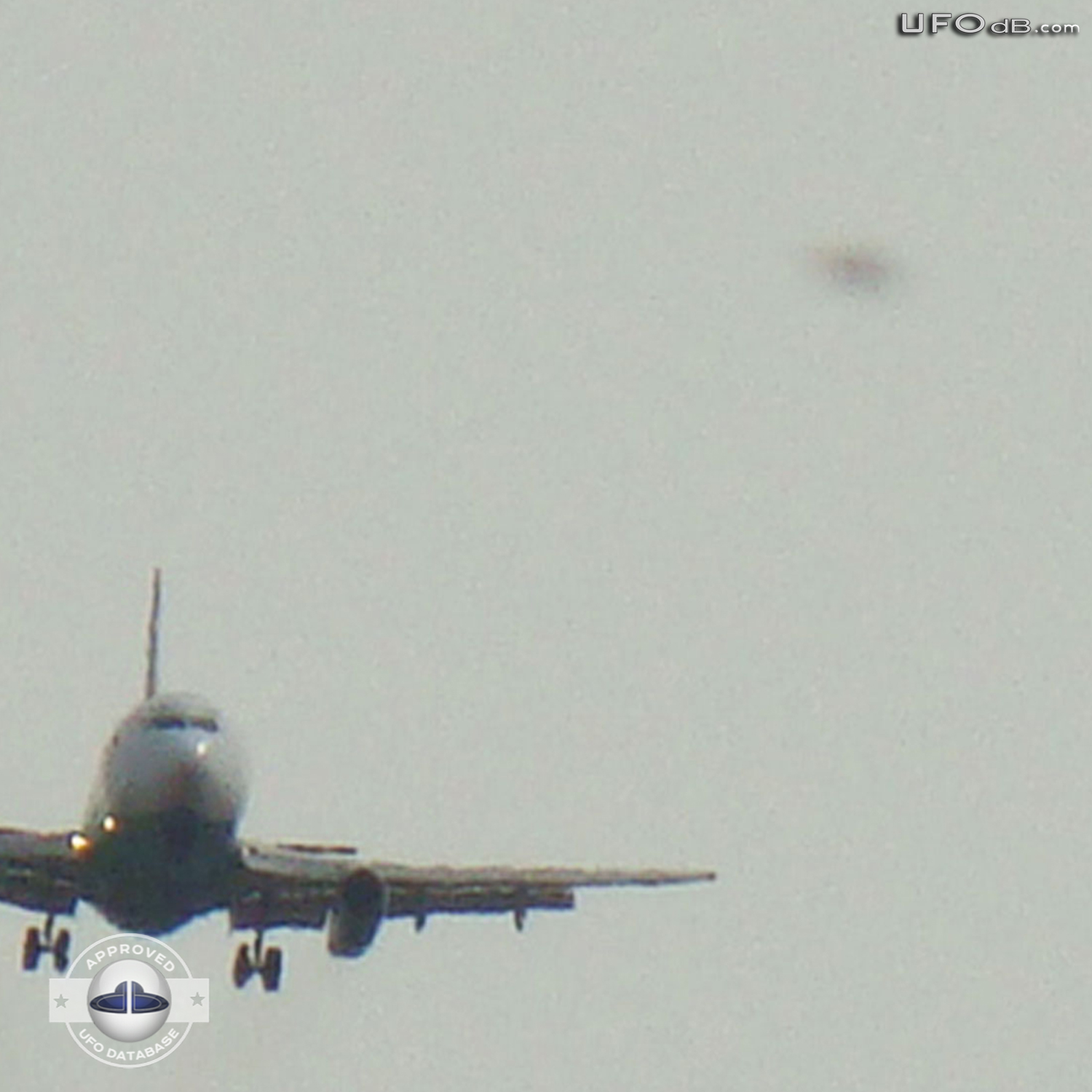Witness near Maracaibo Airport takes a picture of a UFO near Airplane UFO Picture #351-2
