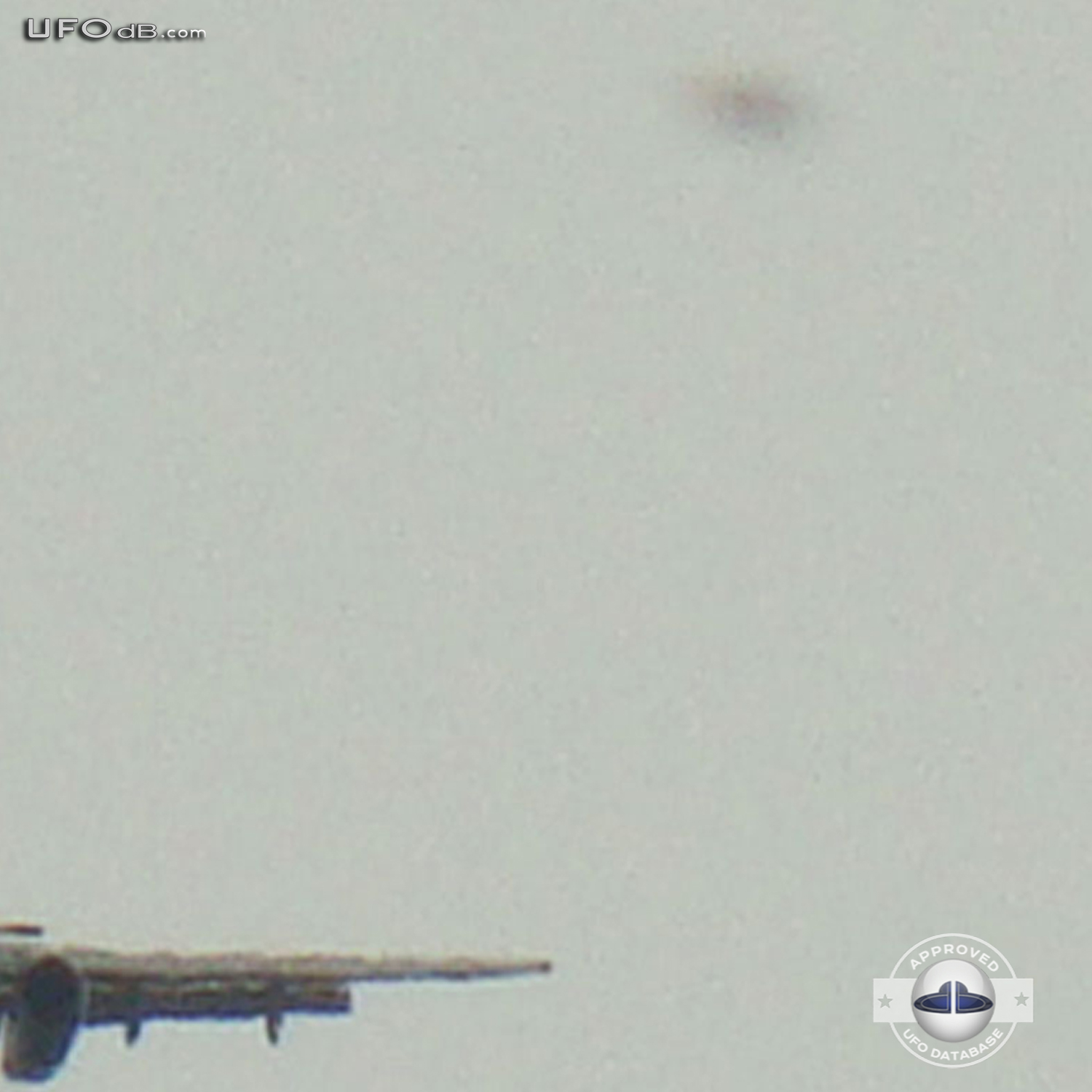 Witness near Maracaibo Airport takes a picture of a UFO near Airplane UFO Picture #351-3