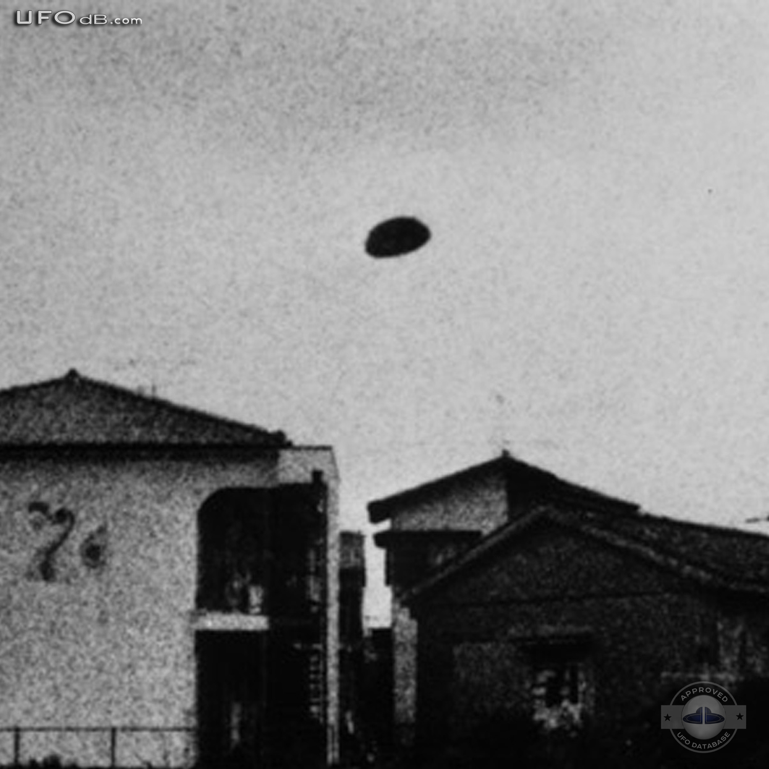 Japan University student shoot picture of UFO passing over his house UFO Picture #353-2