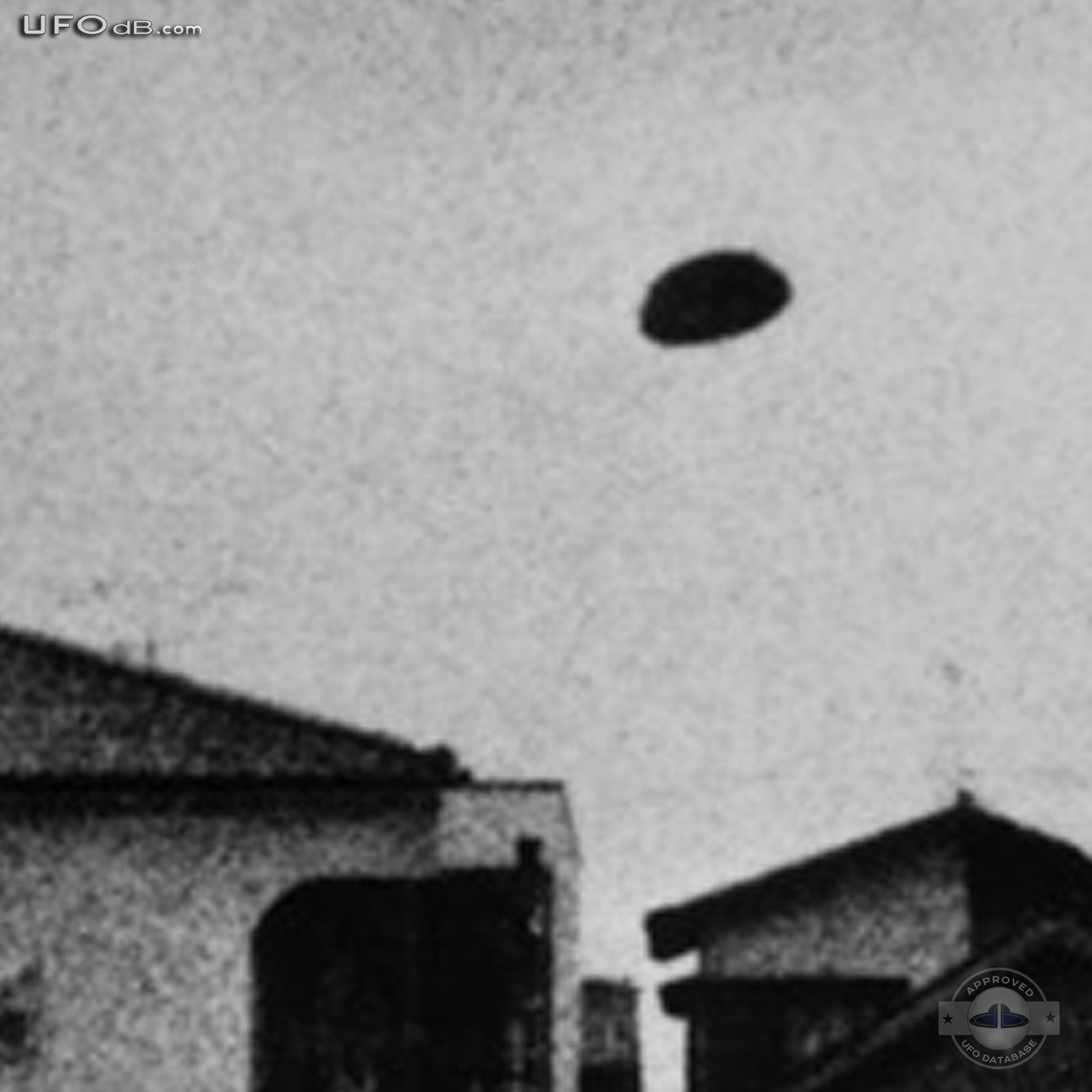 Japan University student shoot picture of UFO passing over his house UFO Picture #353-3