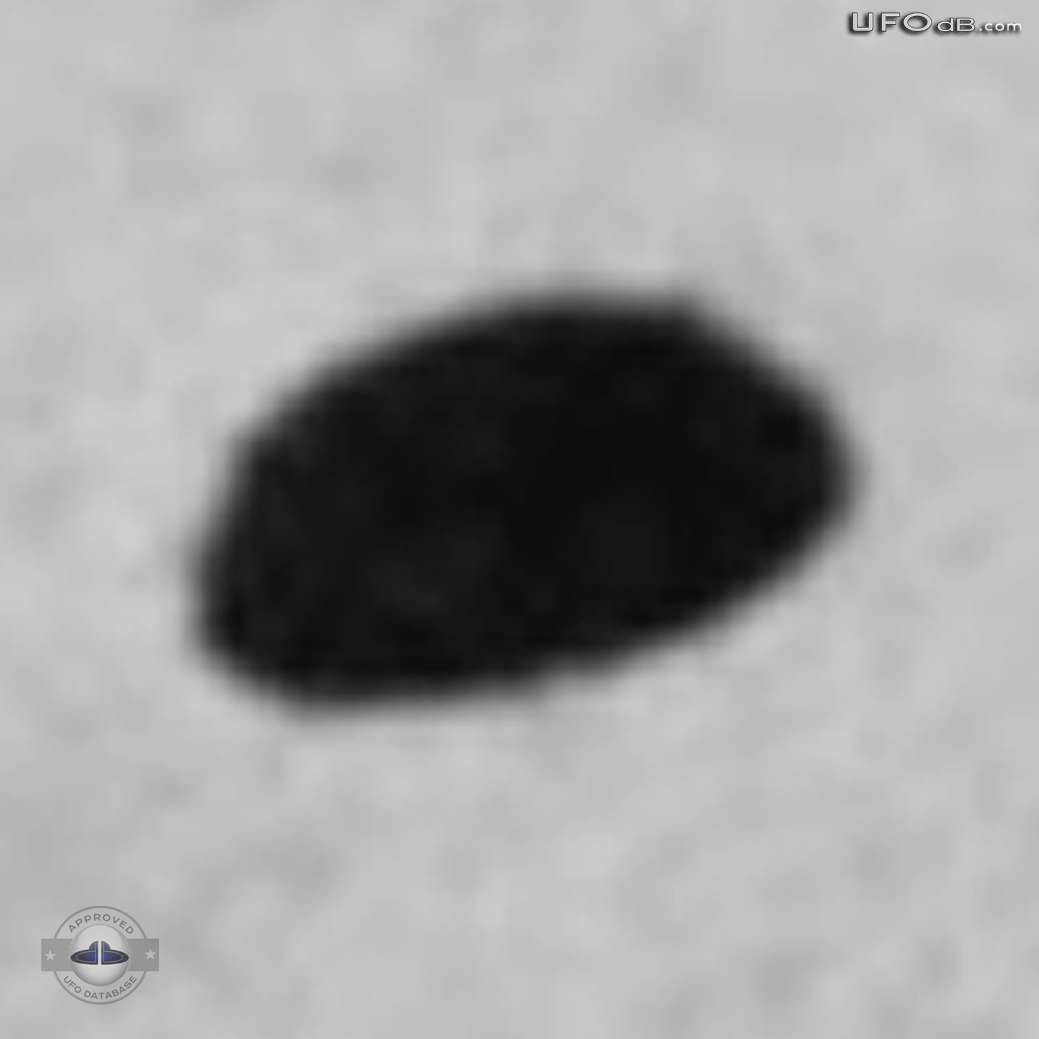Japan University student shoot picture of UFO passing over his house UFO Picture #353-4