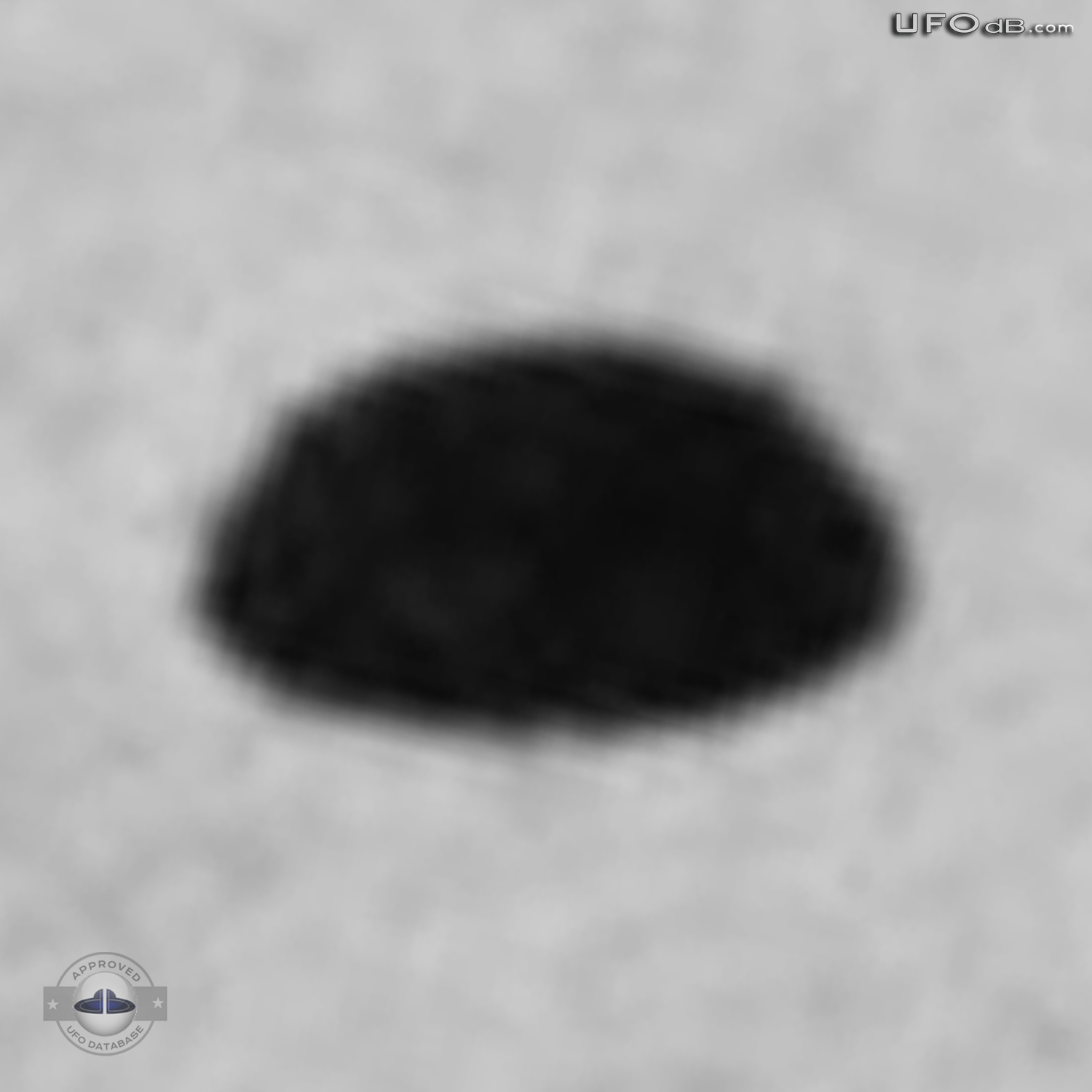 Japan University student shoot picture of UFO passing over his house UFO Picture #353-5