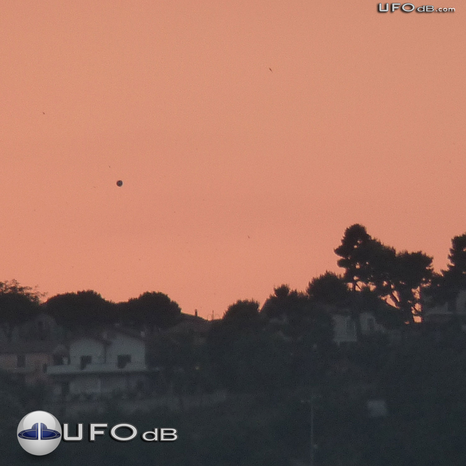 Teramo, Abruzzo visited by spherical UFO at sundown | Italy July 2011 UFO Picture #358-1