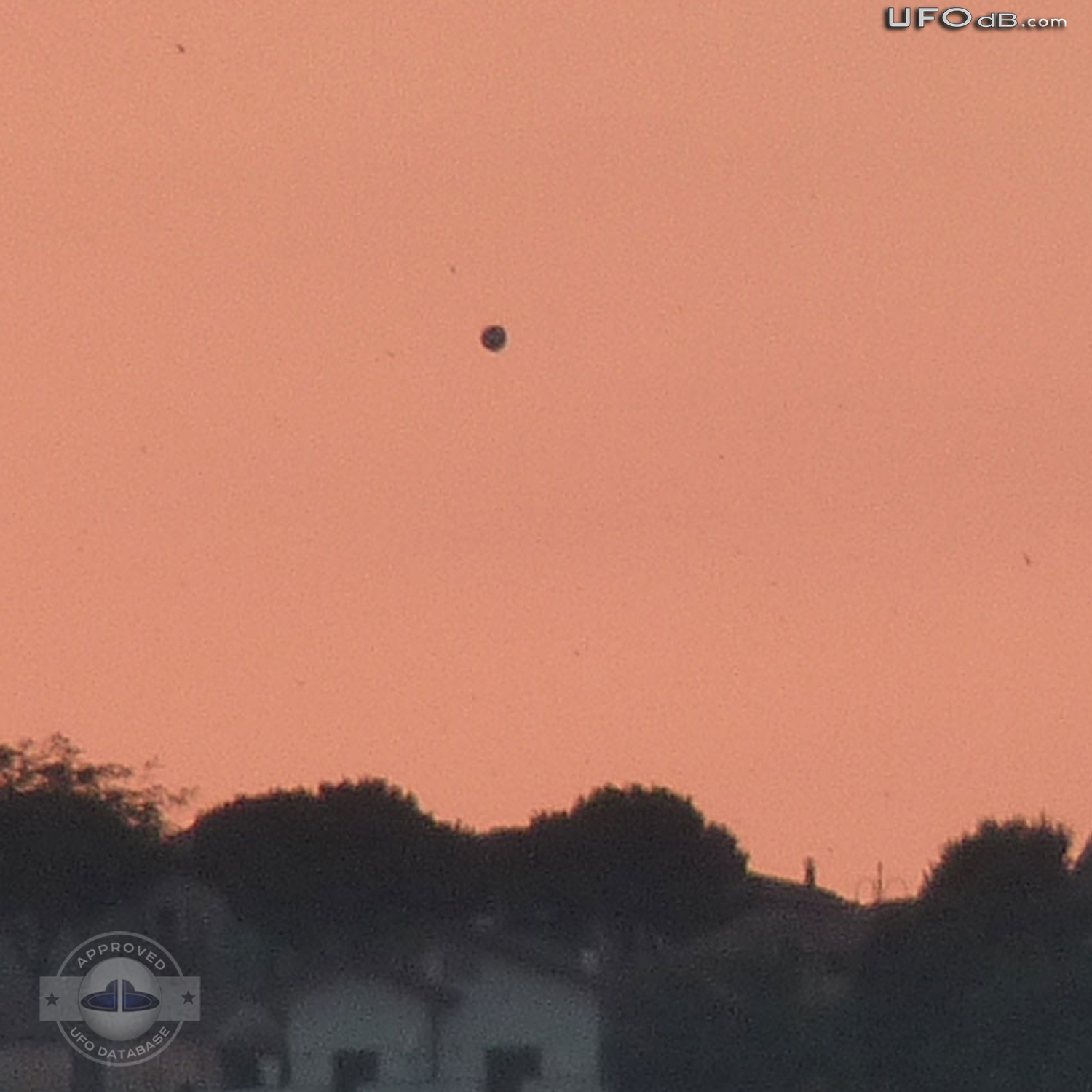 Teramo, Abruzzo visited by spherical UFO at sundown | Italy July 2011 UFO Picture #358-2