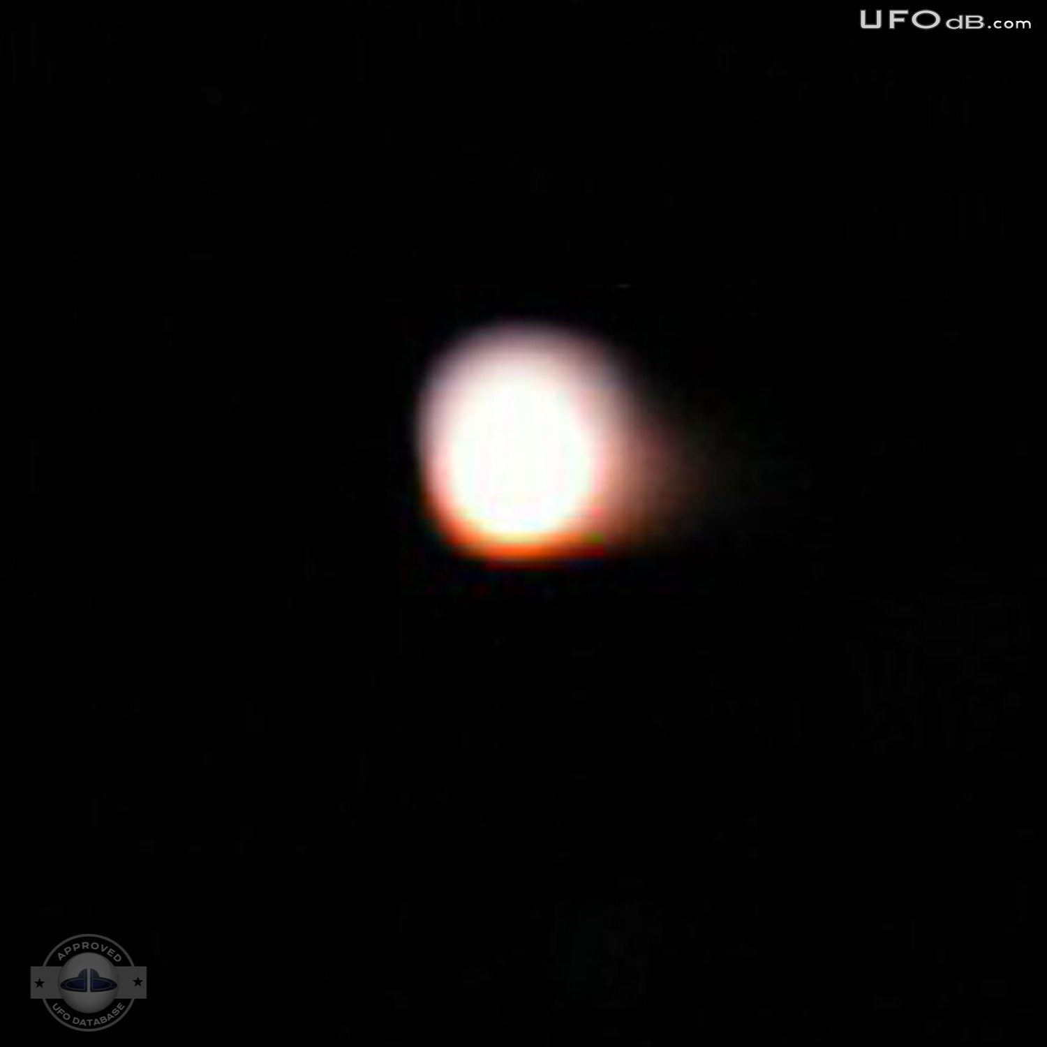 Unidentified round light UFO caught on picture in Phonm Penh, Cambodia UFO Picture #360-4
