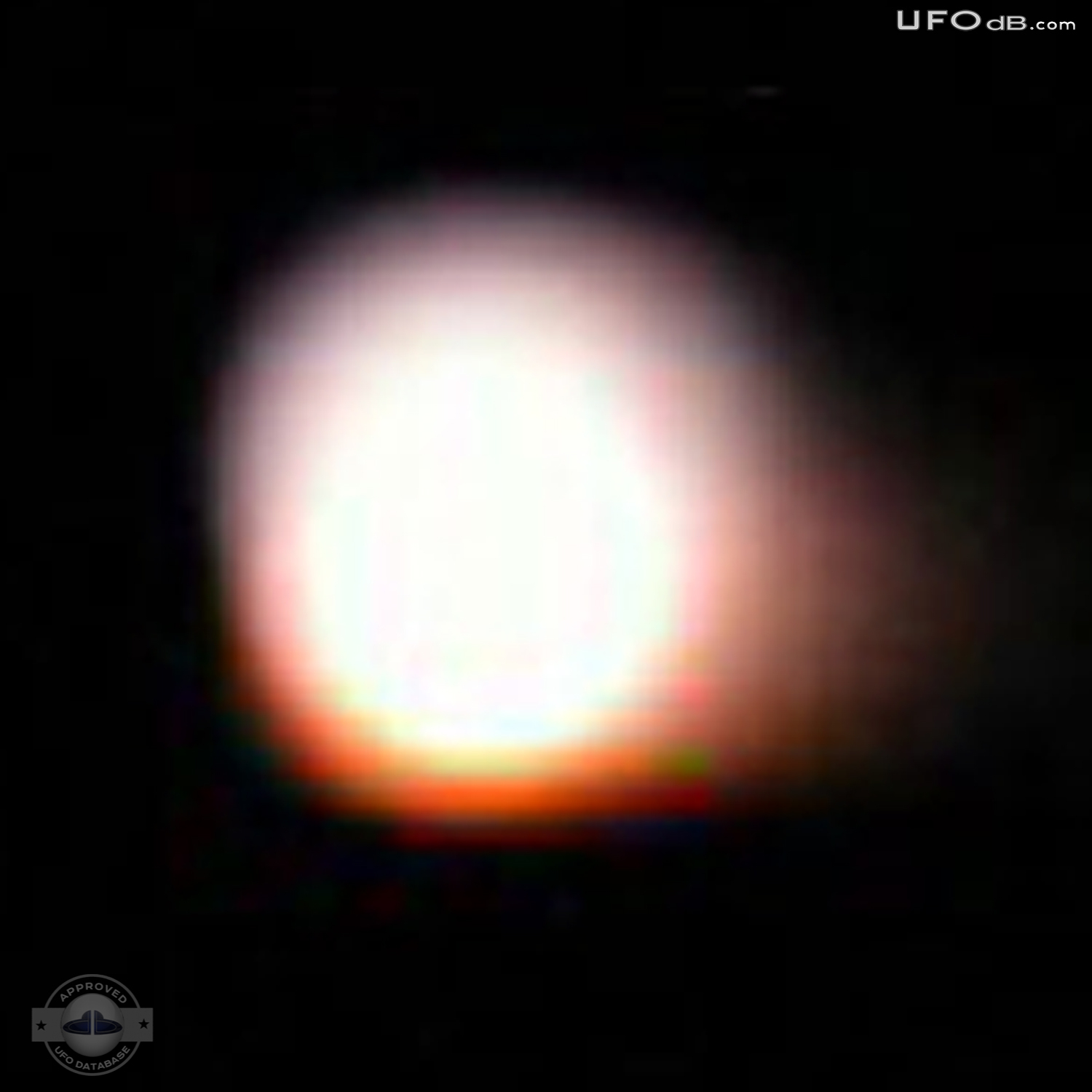 Unidentified round light UFO caught on picture in Phonm Penh, Cambodia UFO Picture #360-5