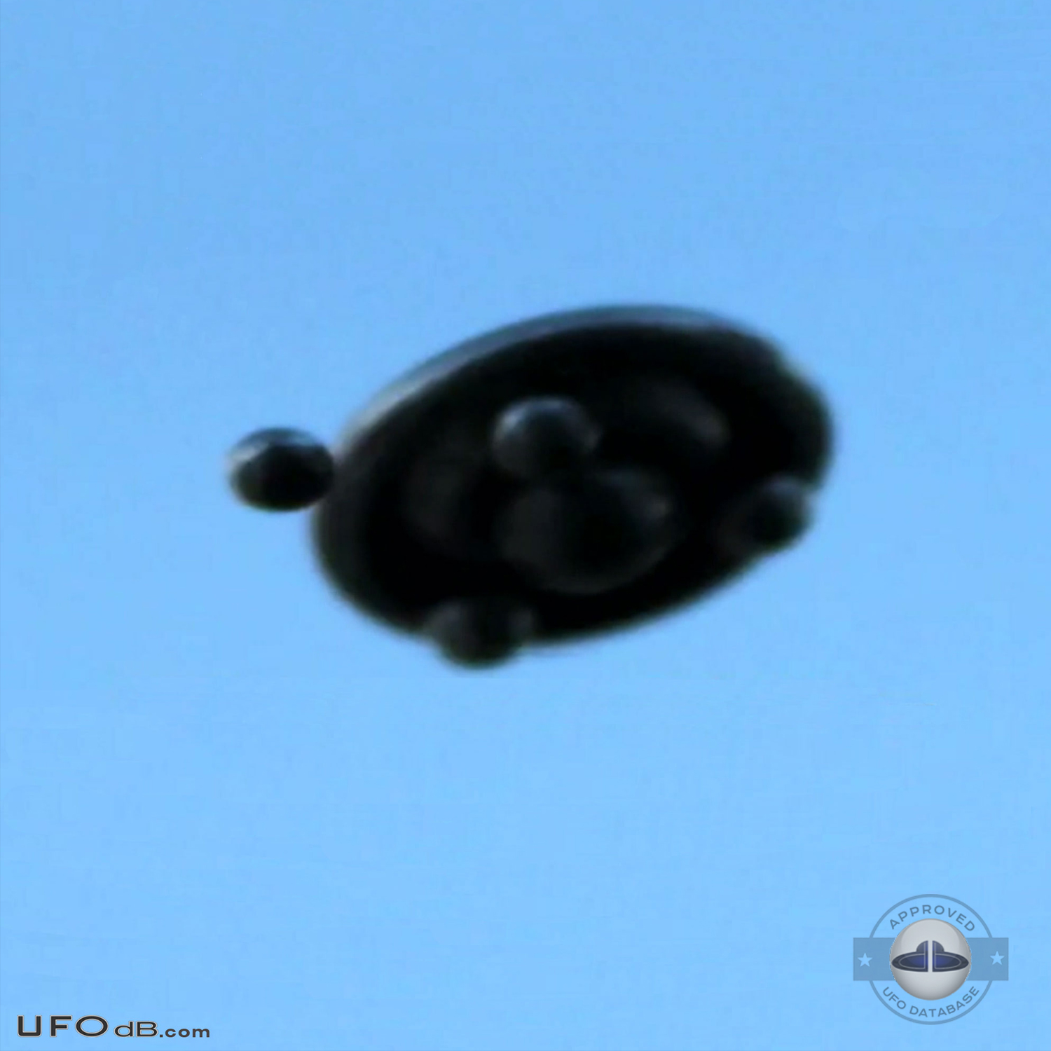 Italian UFO hunter captures on pictures a great 2011 UFO sighting UFO Picture #372-1