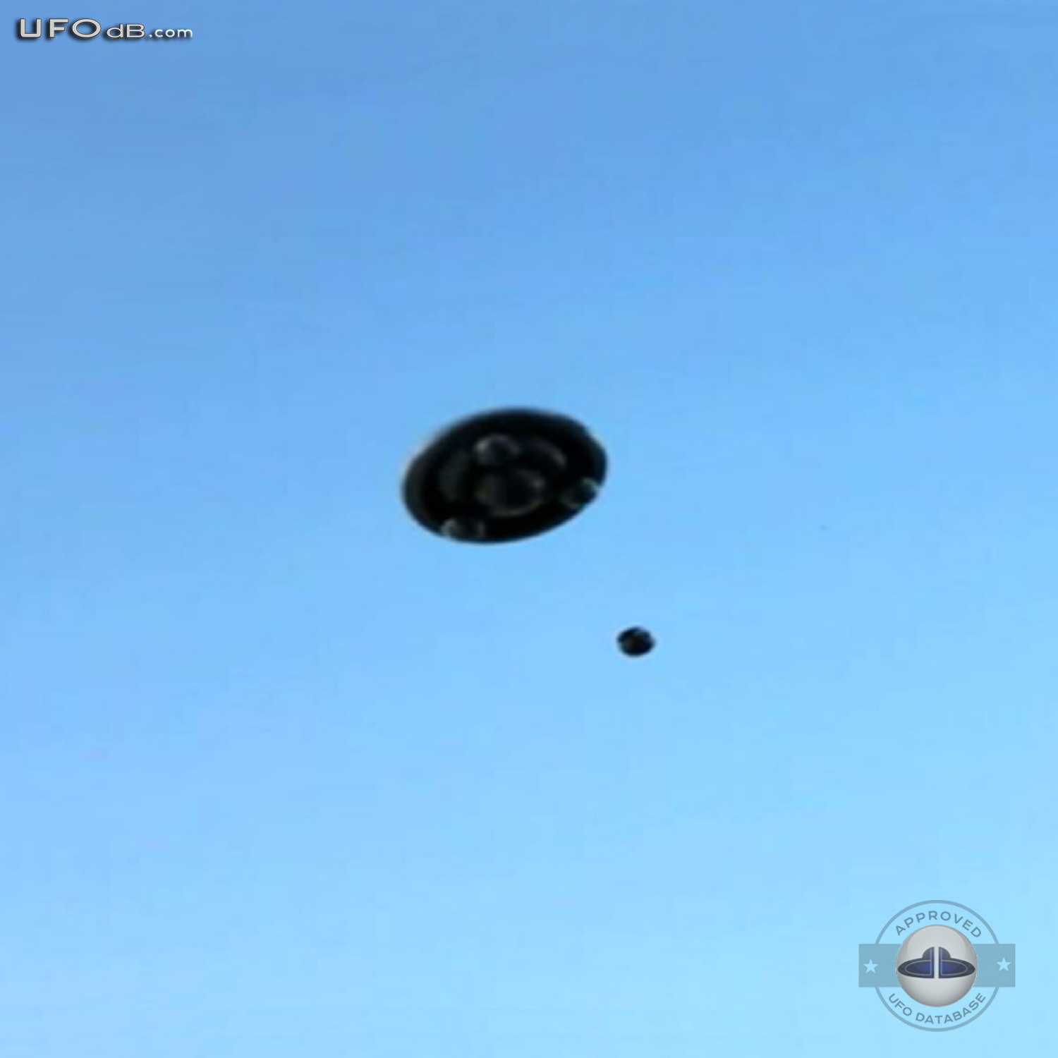 Italian UFO hunter captures on pictures a great 2011 UFO sighting UFO Picture #372-2