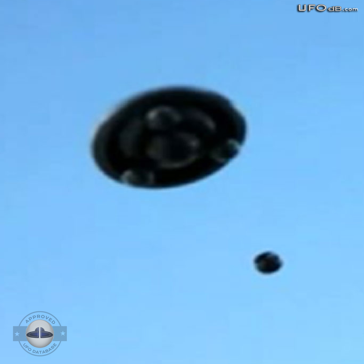 Italian UFO hunter captures on pictures a great 2011 UFO sighting UFO Picture #372-3