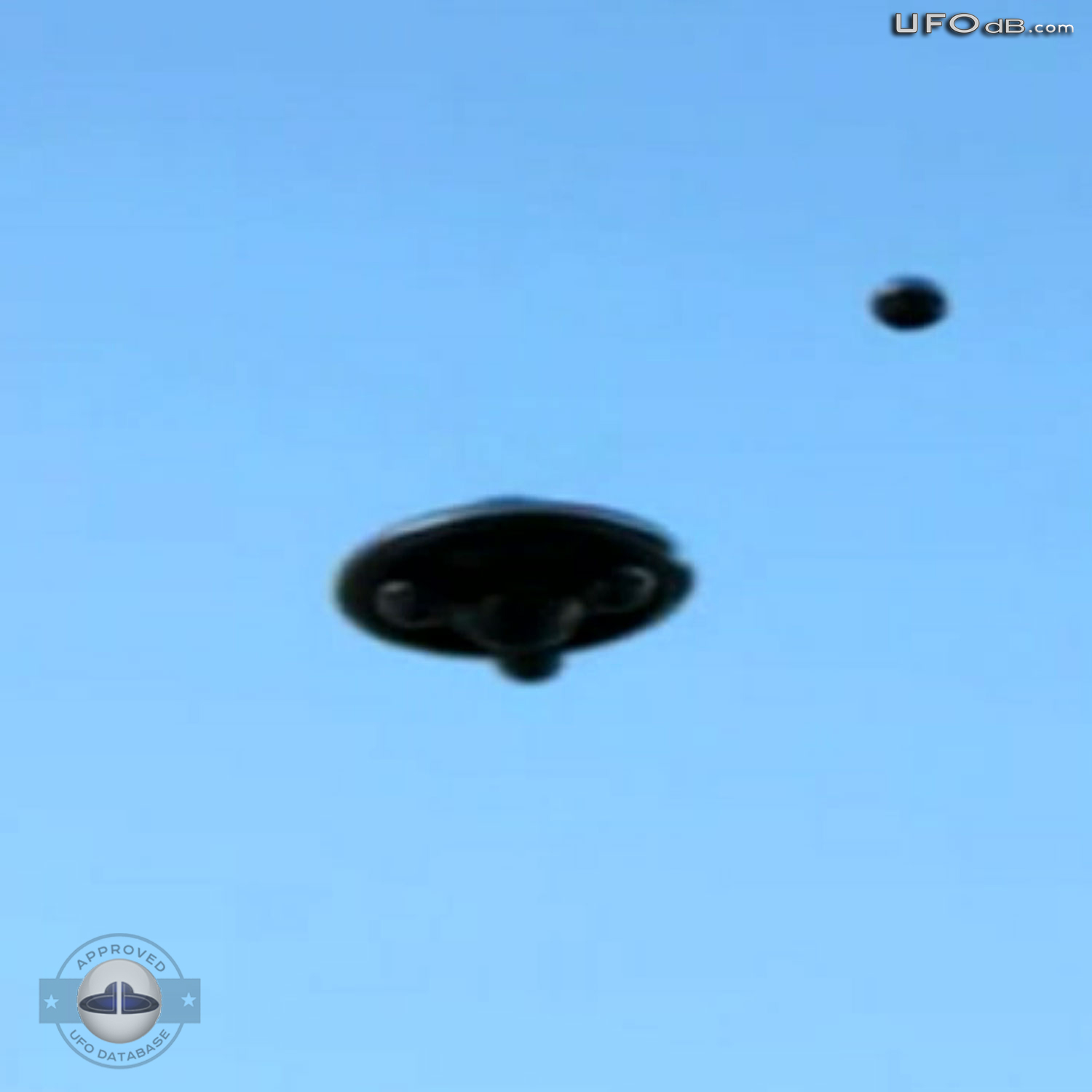Italian UFO hunter captures on pictures a great 2011 UFO sighting UFO Picture #372-4